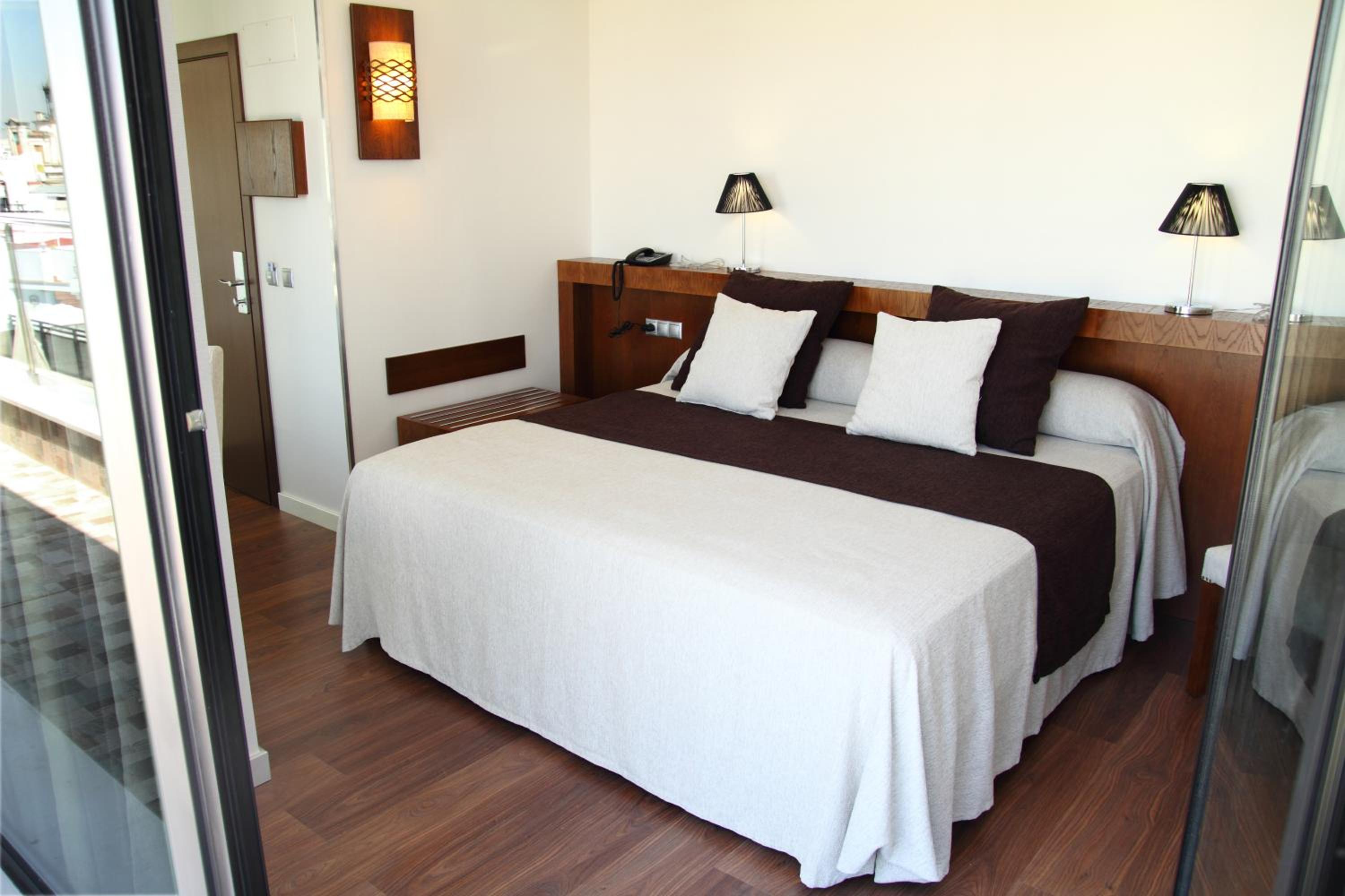 Premium Double with Balcony - Photo 3