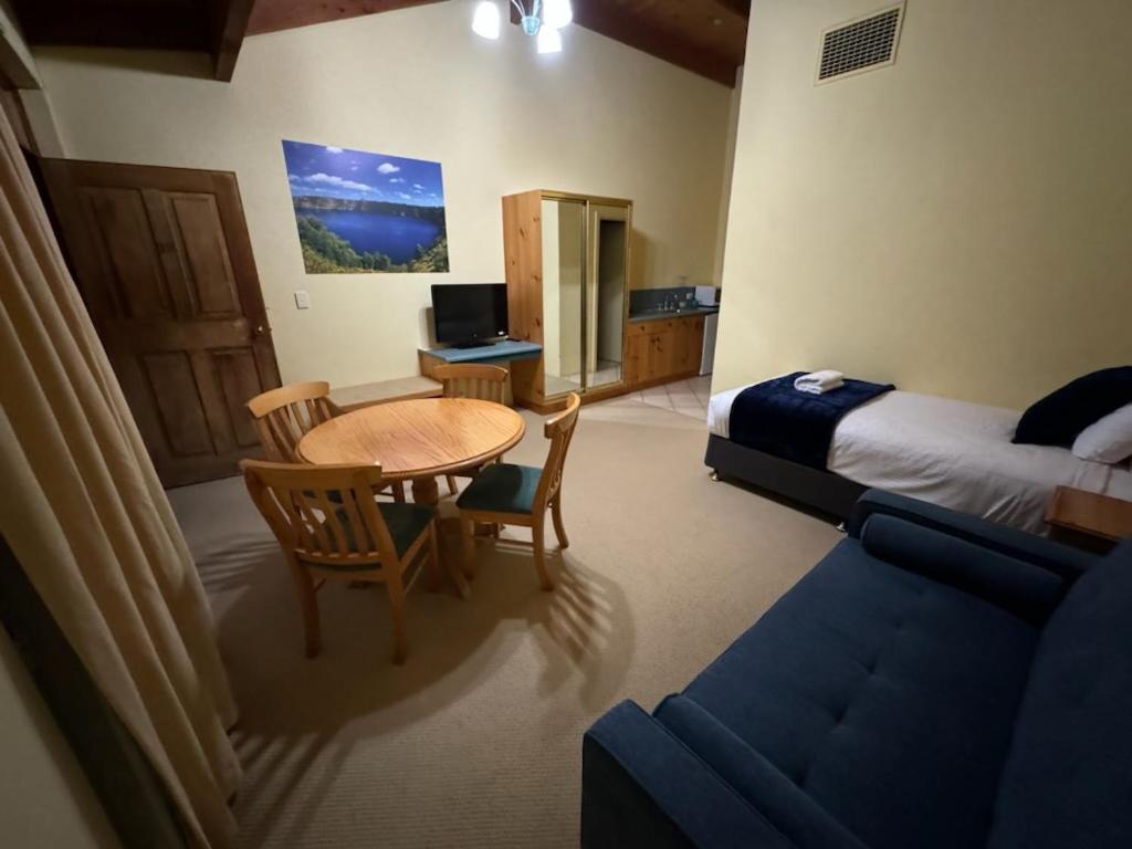 King Suite with Spa Bath photo 3