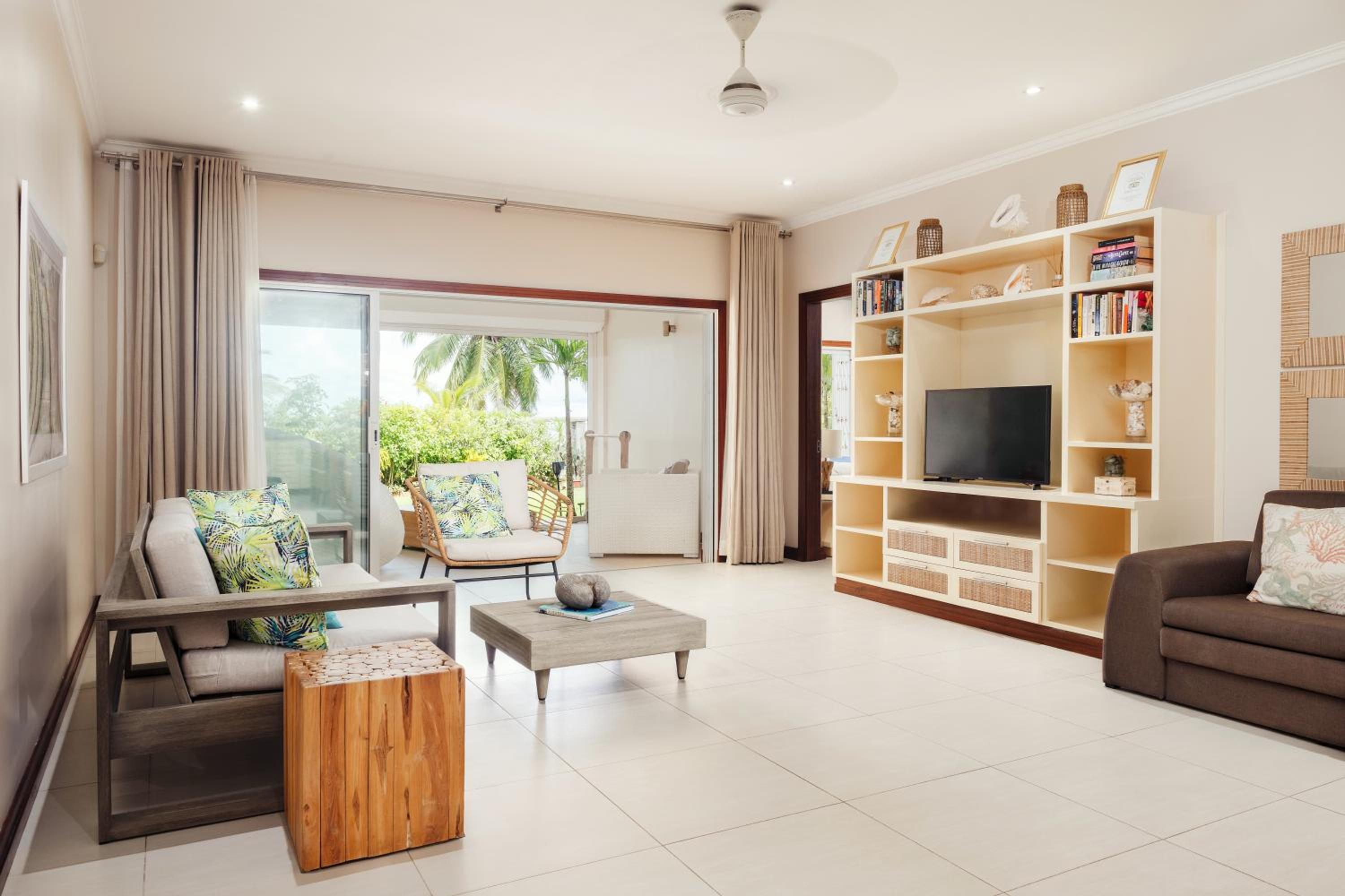 Luxury One Bedroom Beachfront Apartment photo 3