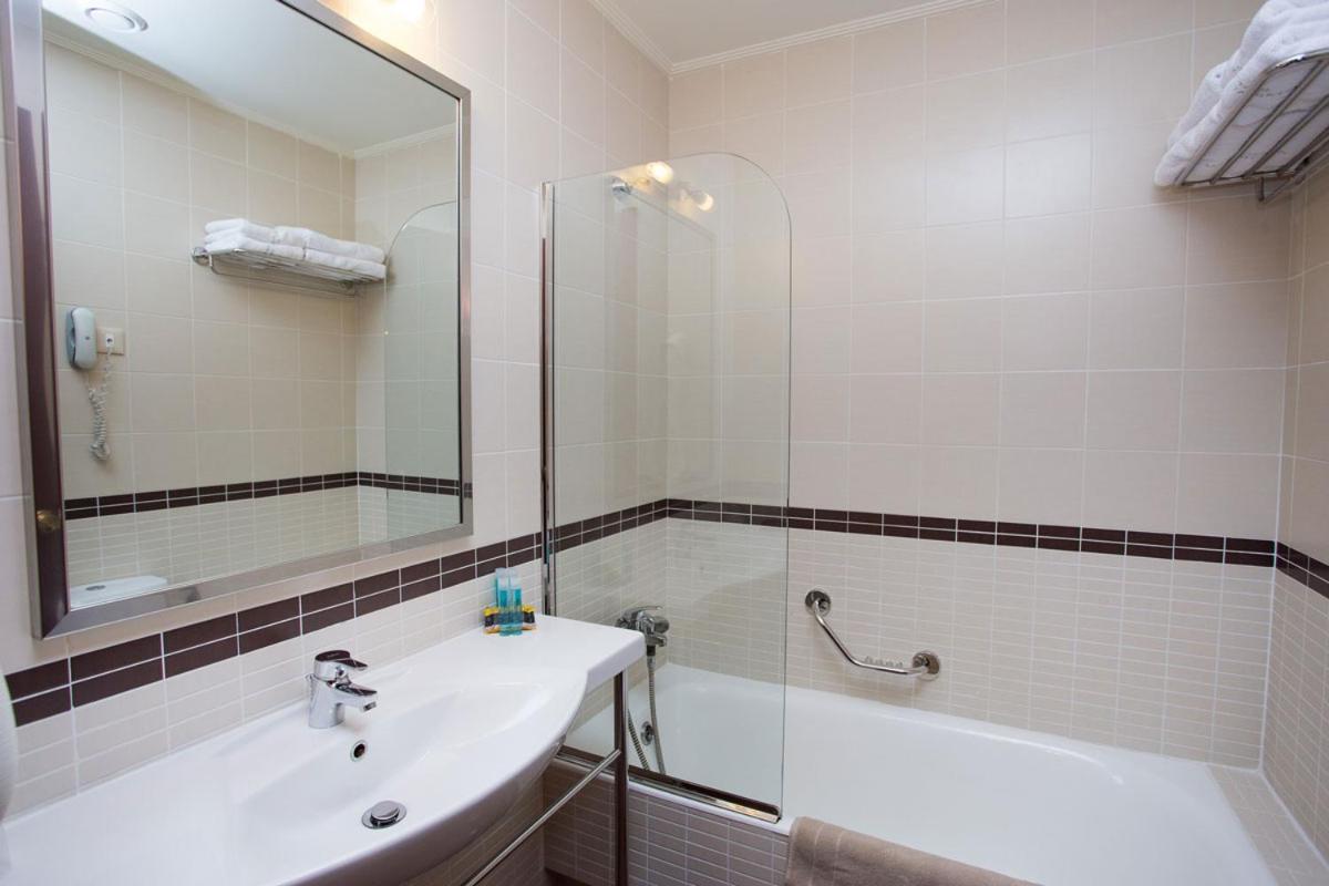 Classic Double Room with Side Sea or Pool View - Photo 2