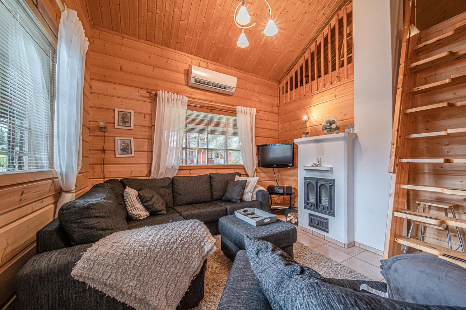 Three-Bedroom House photo 3