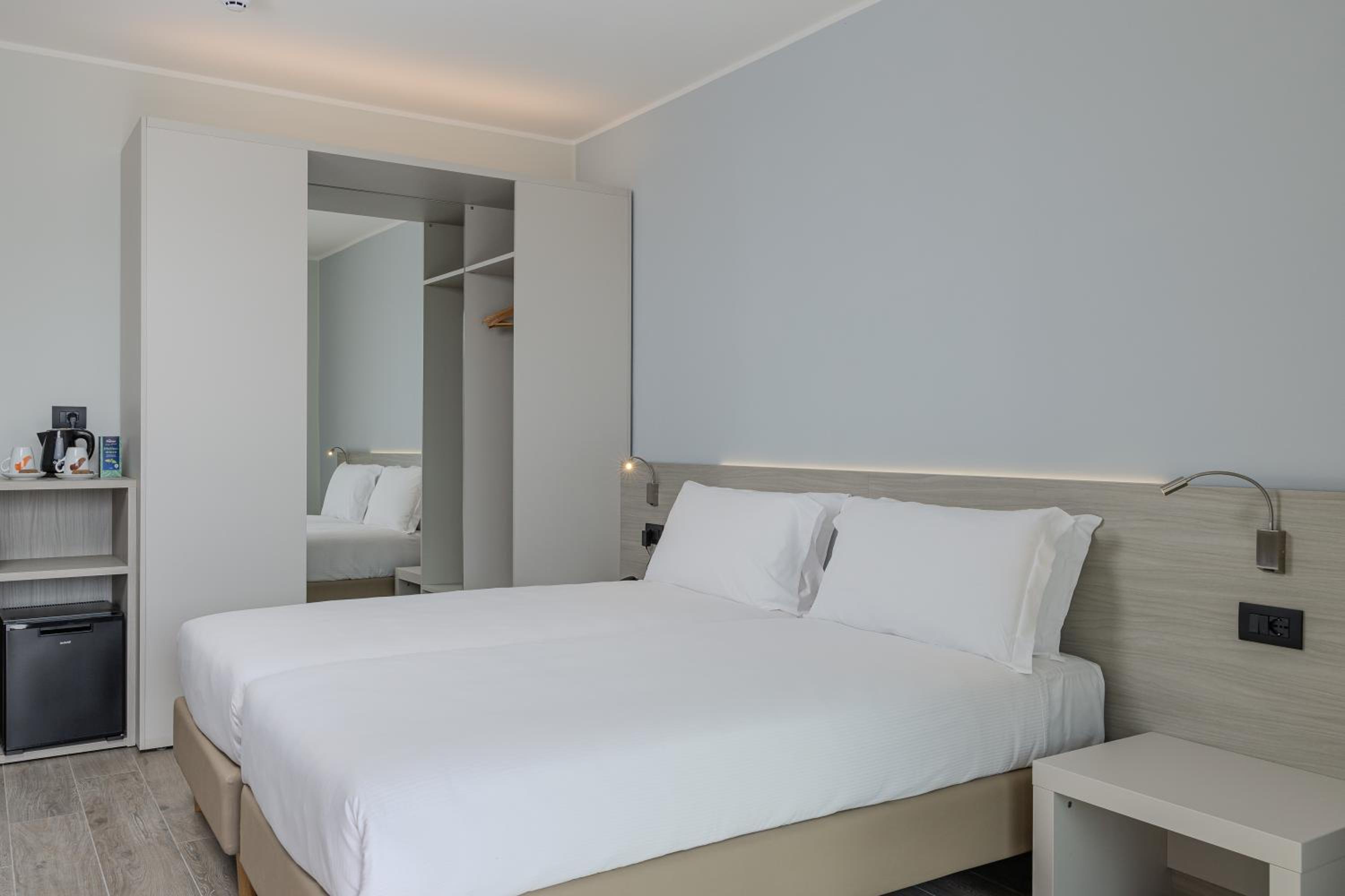Twin Room with Balcony photo 3