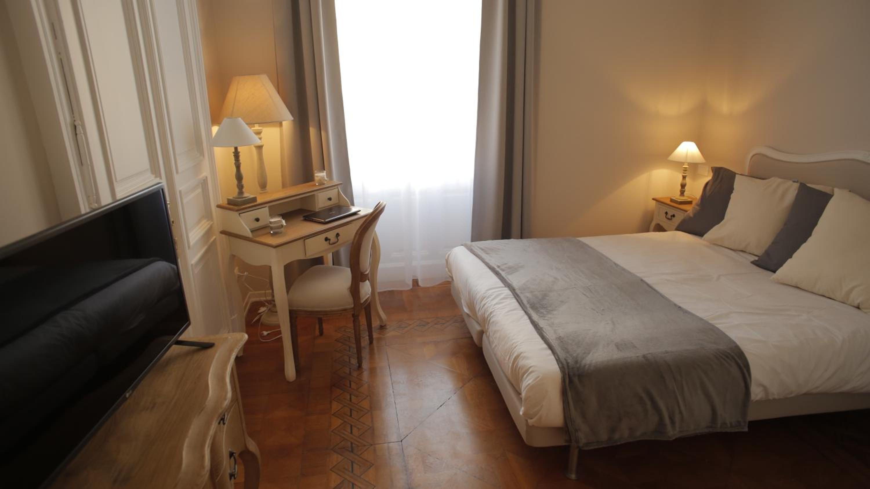 Deluxe King Room photo 1