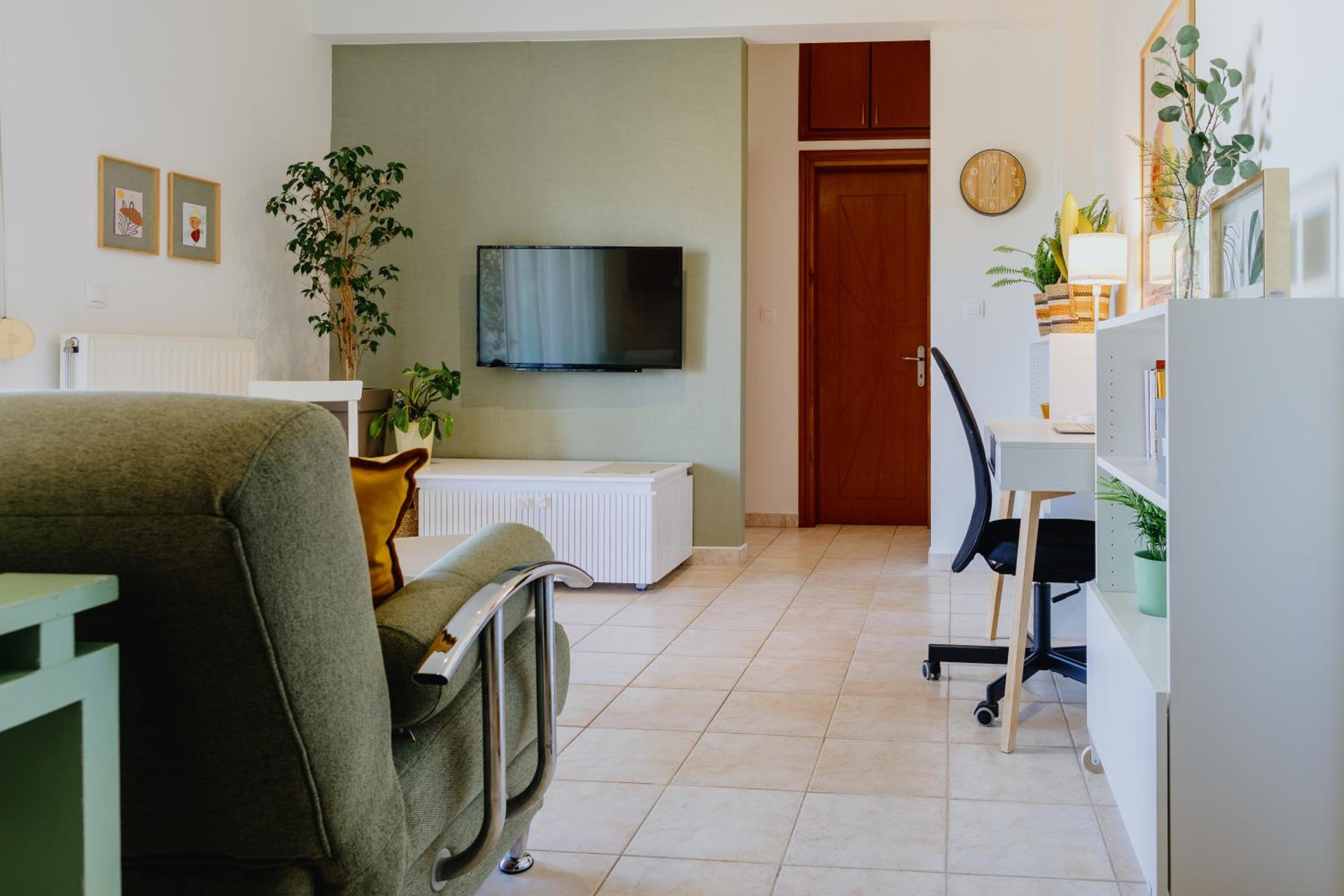 One-Bedroom Apartment photo 1