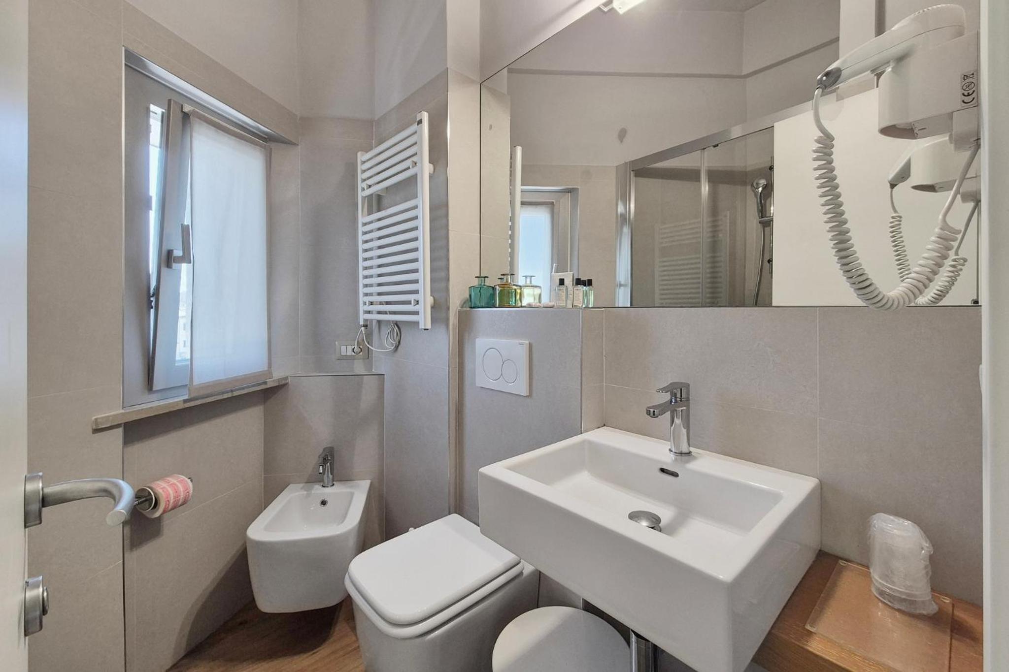 Economy Double Room - Photo 7