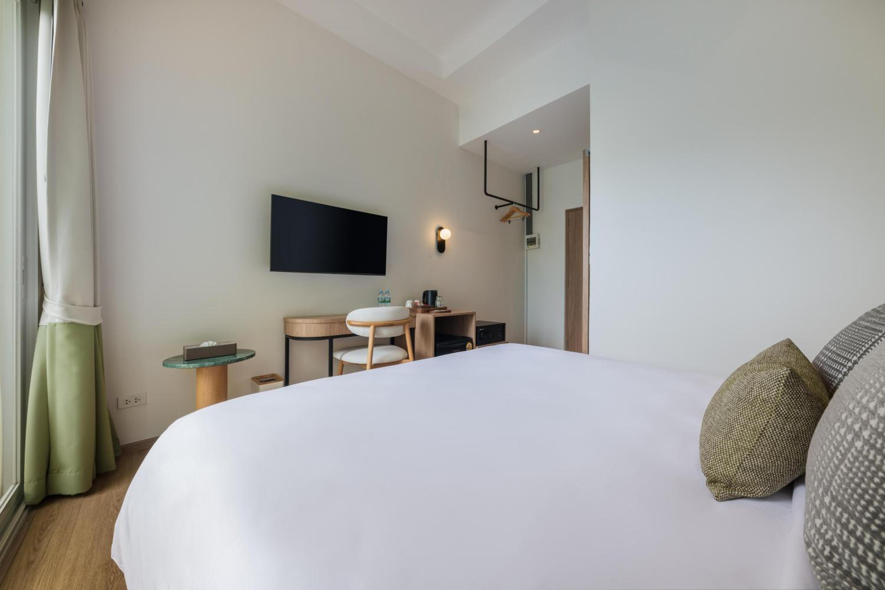 Deluxe Double Room with Balcony photo 2