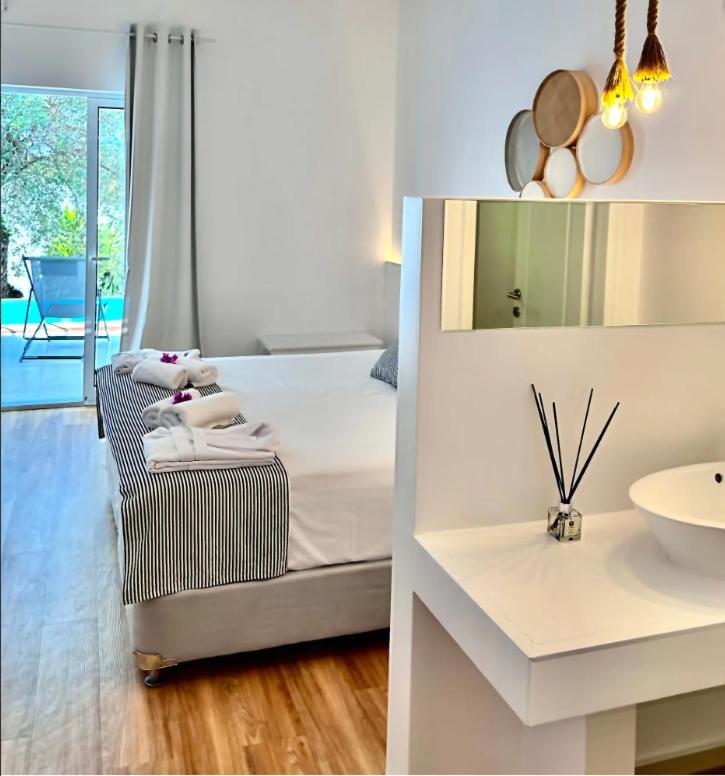 Junior Suite with Sharing Pool - Photo 2