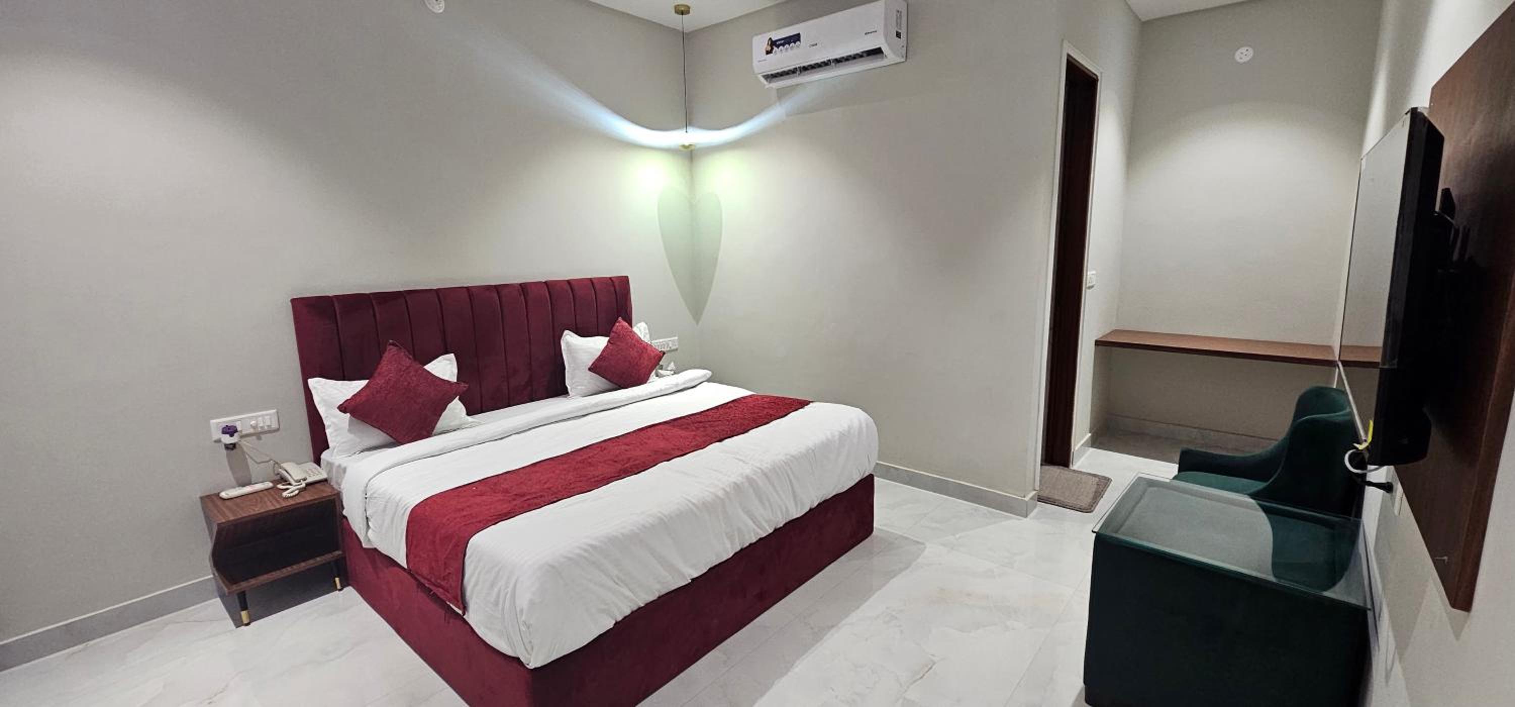 Deluxe Room - Photo 7
