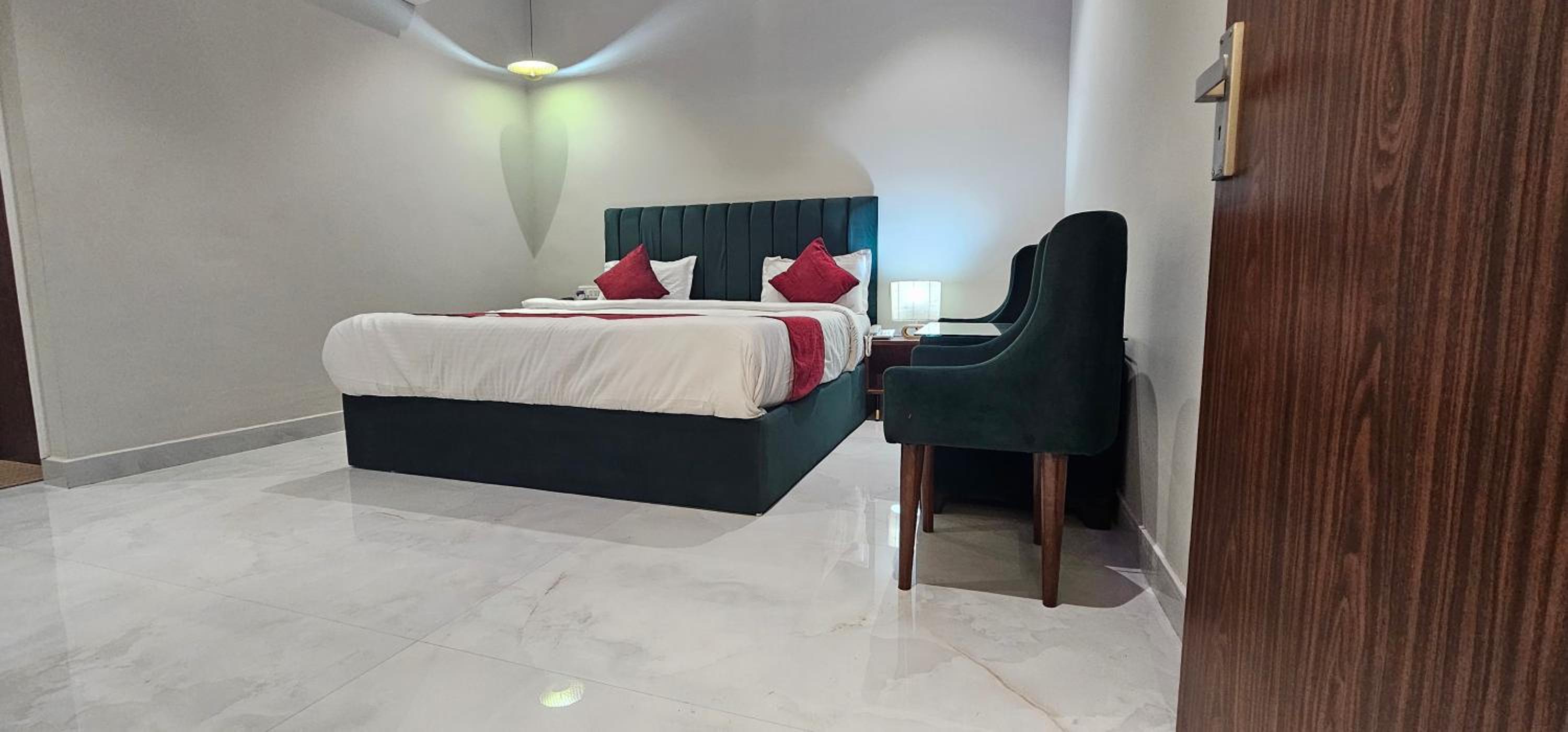 Deluxe Room - Photo 6