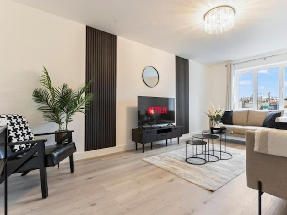 Five-Bedroom House photo 1