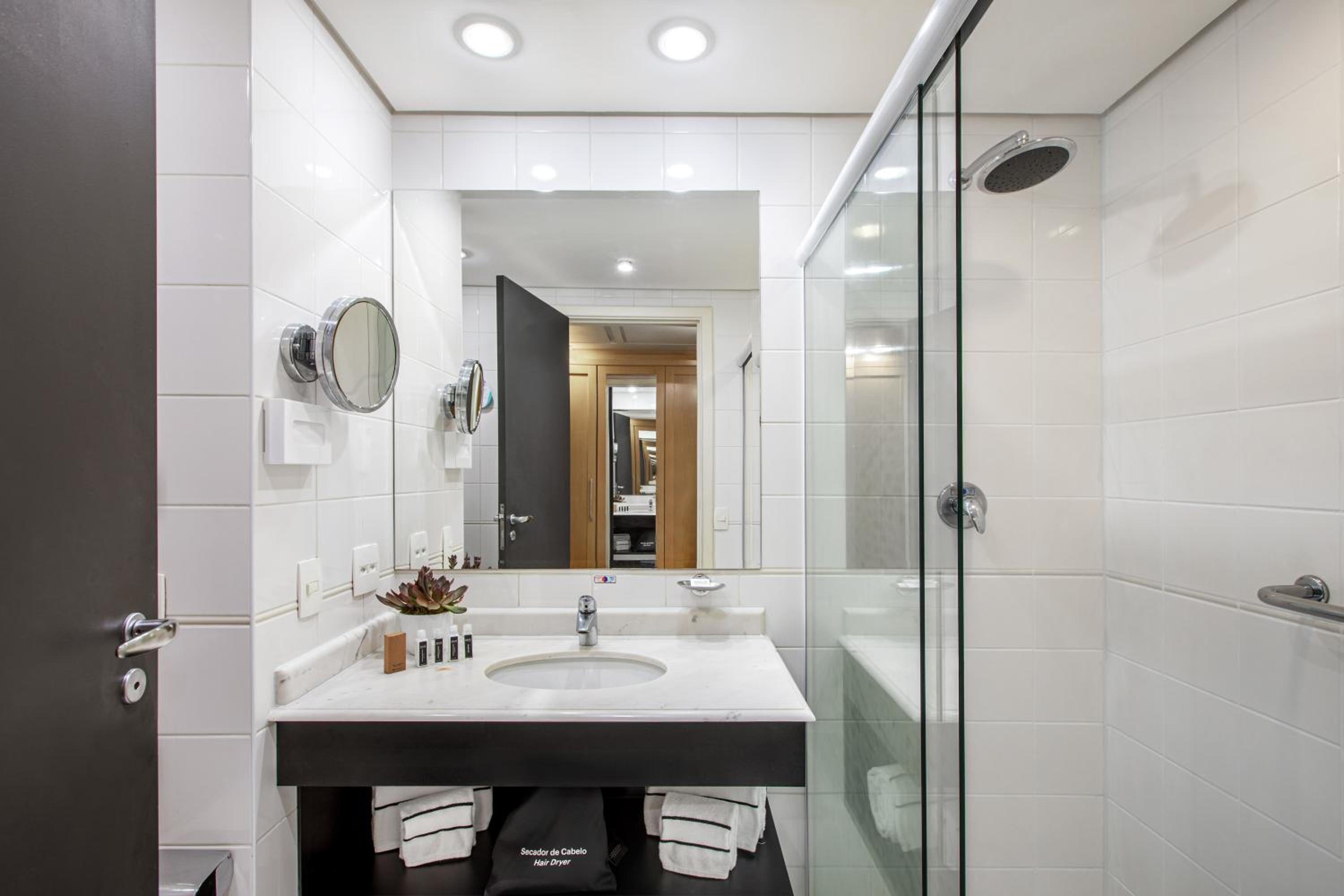 Premium Queen Room - Photo 9