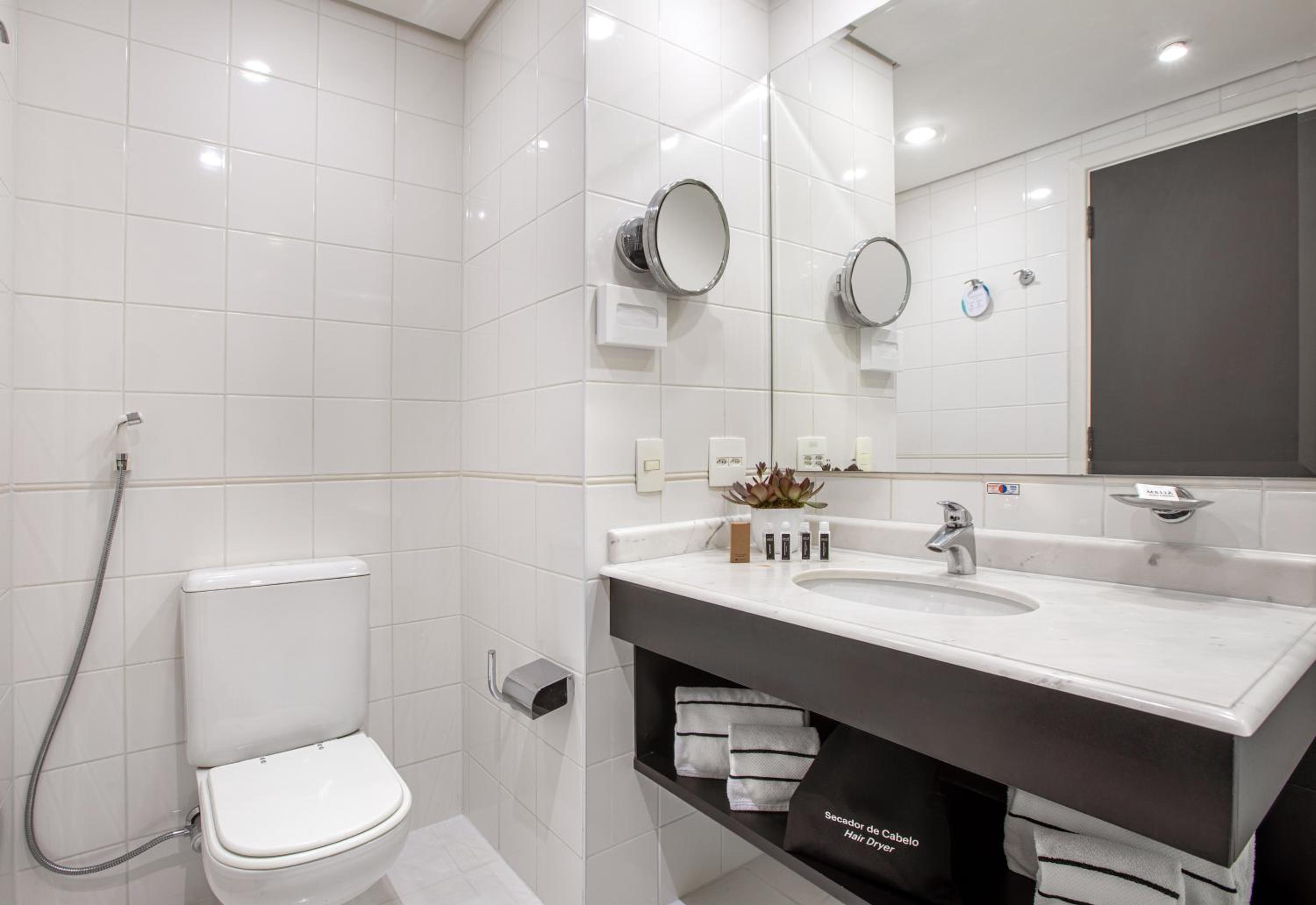 Premium Queen Room - Photo 8