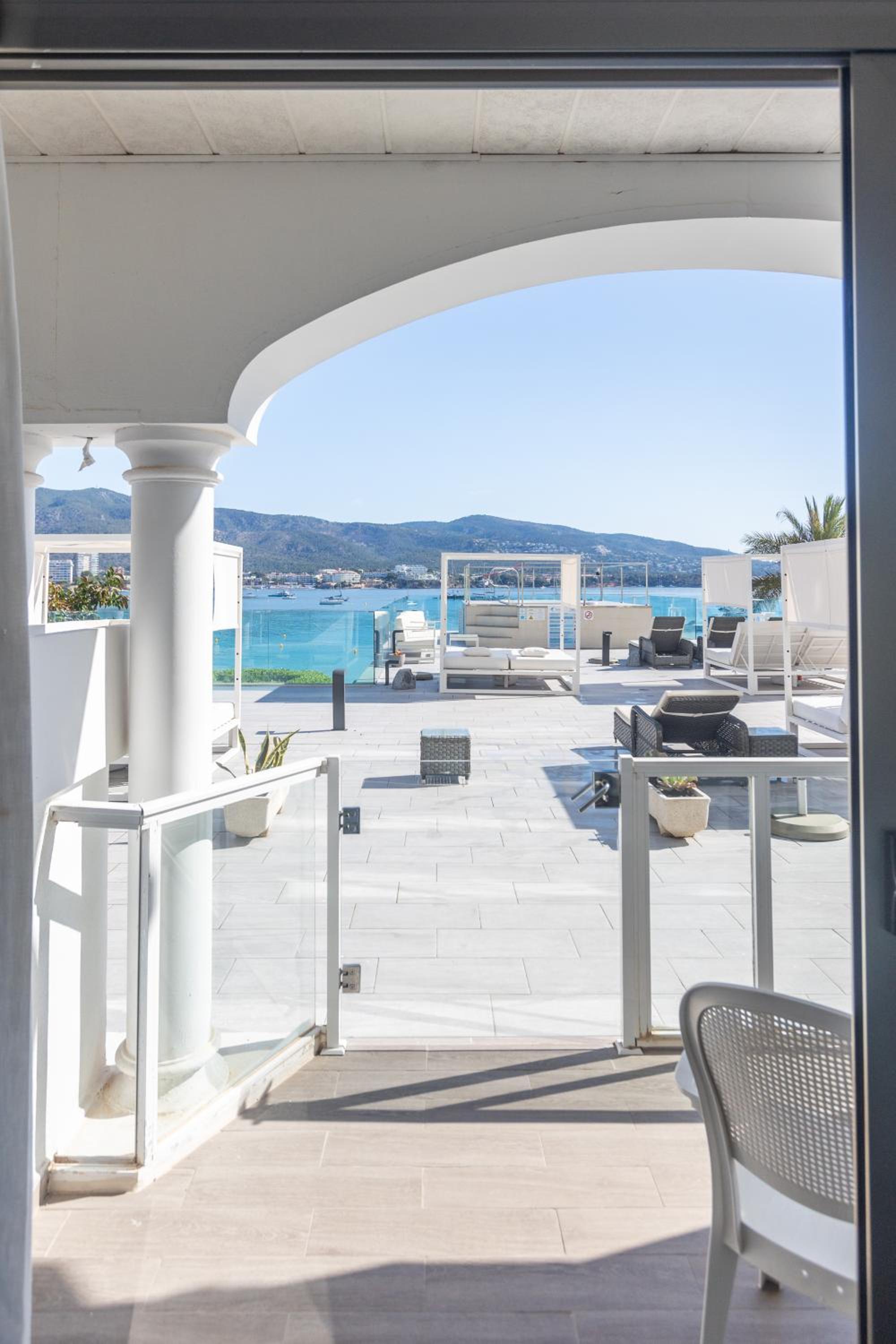 Twin Room with Sea View and Direct Access to Solarium