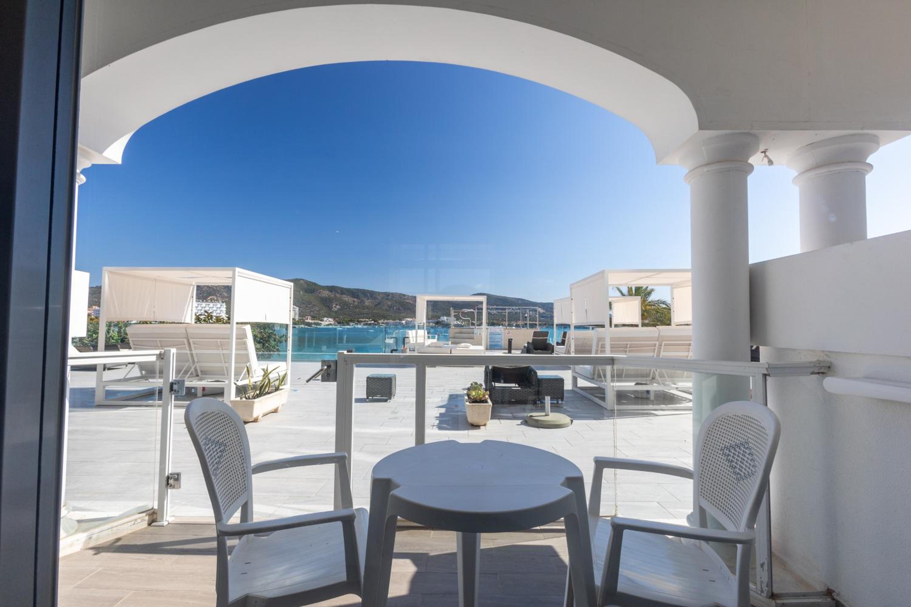 Twin Room with Sea View and Direct Access to Solarium thumbnail 6