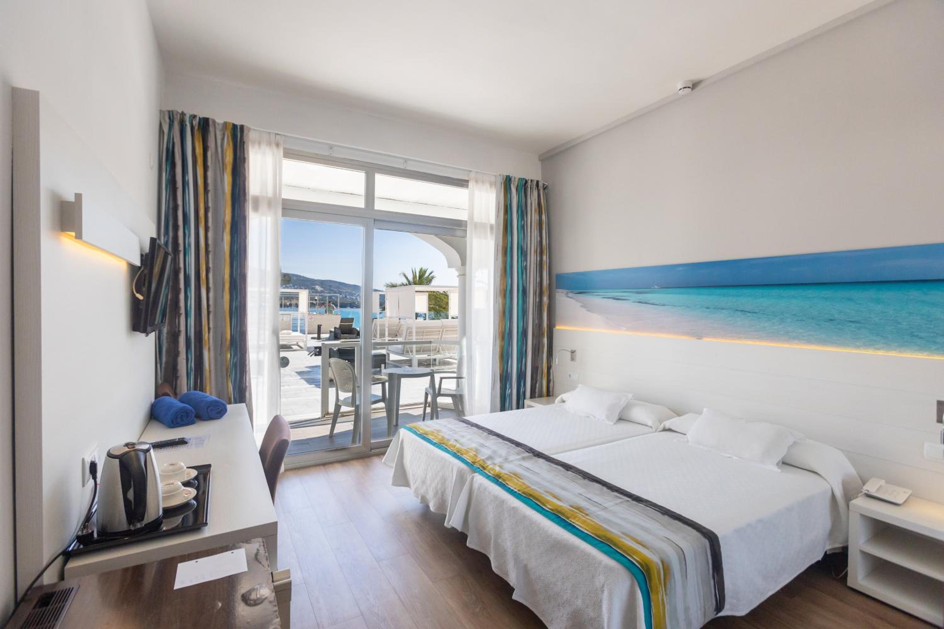 Twin Room with Sea View and Direct Access to Solarium
