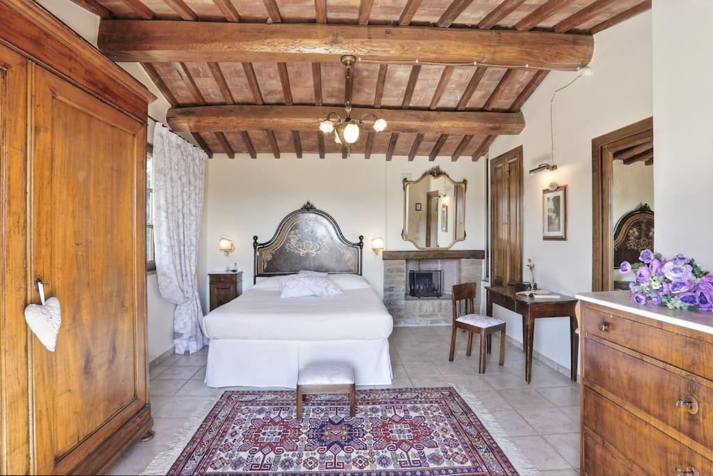 Five-Bedroom House photo 1