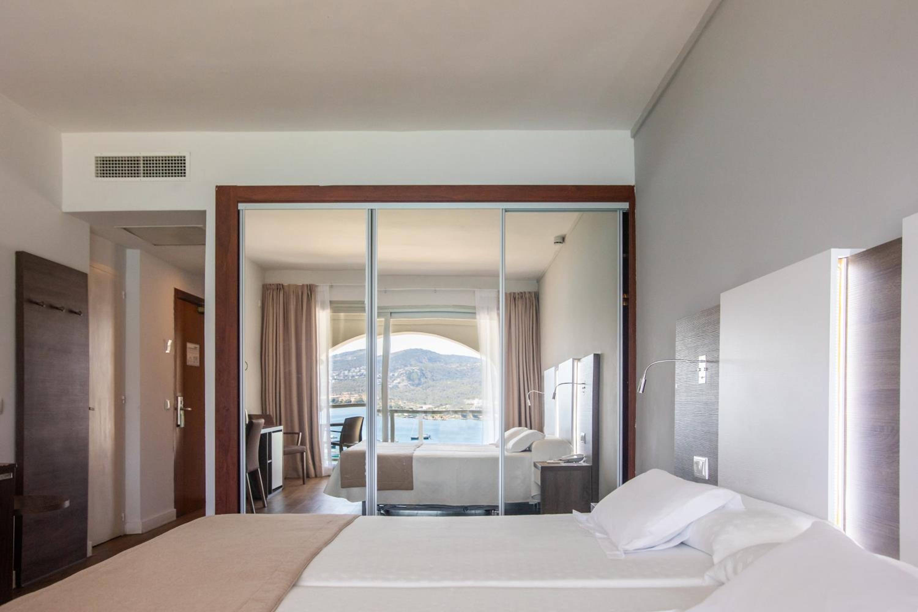 Twin Room with Sea View - High Floor