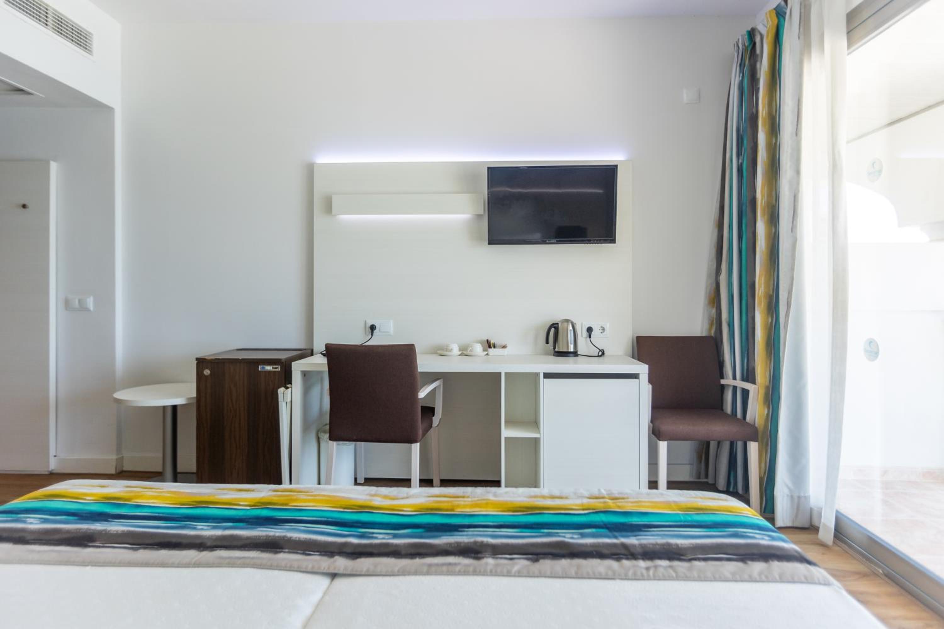 Twin Room with Sea View - Photo 8