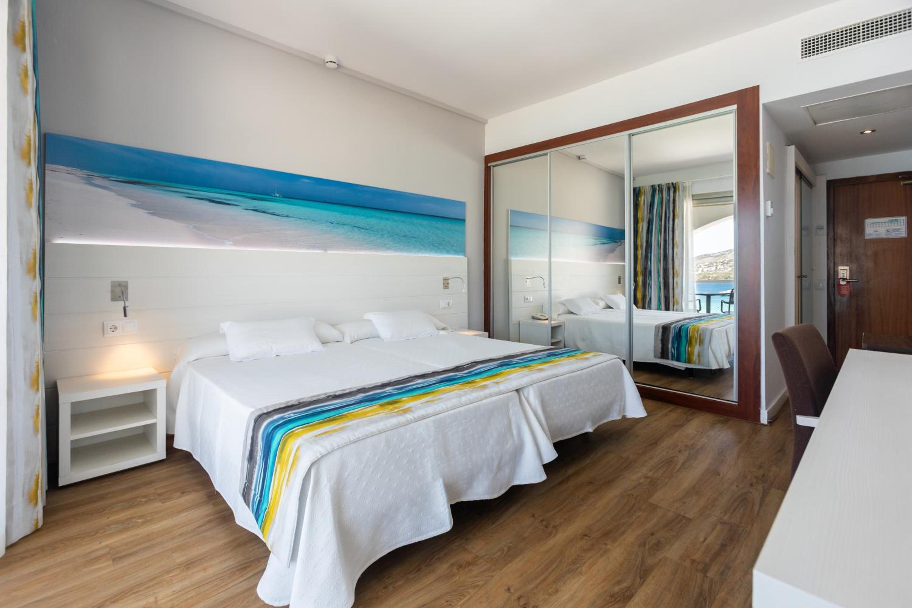 Twin Room with Sea View thumbnail 6