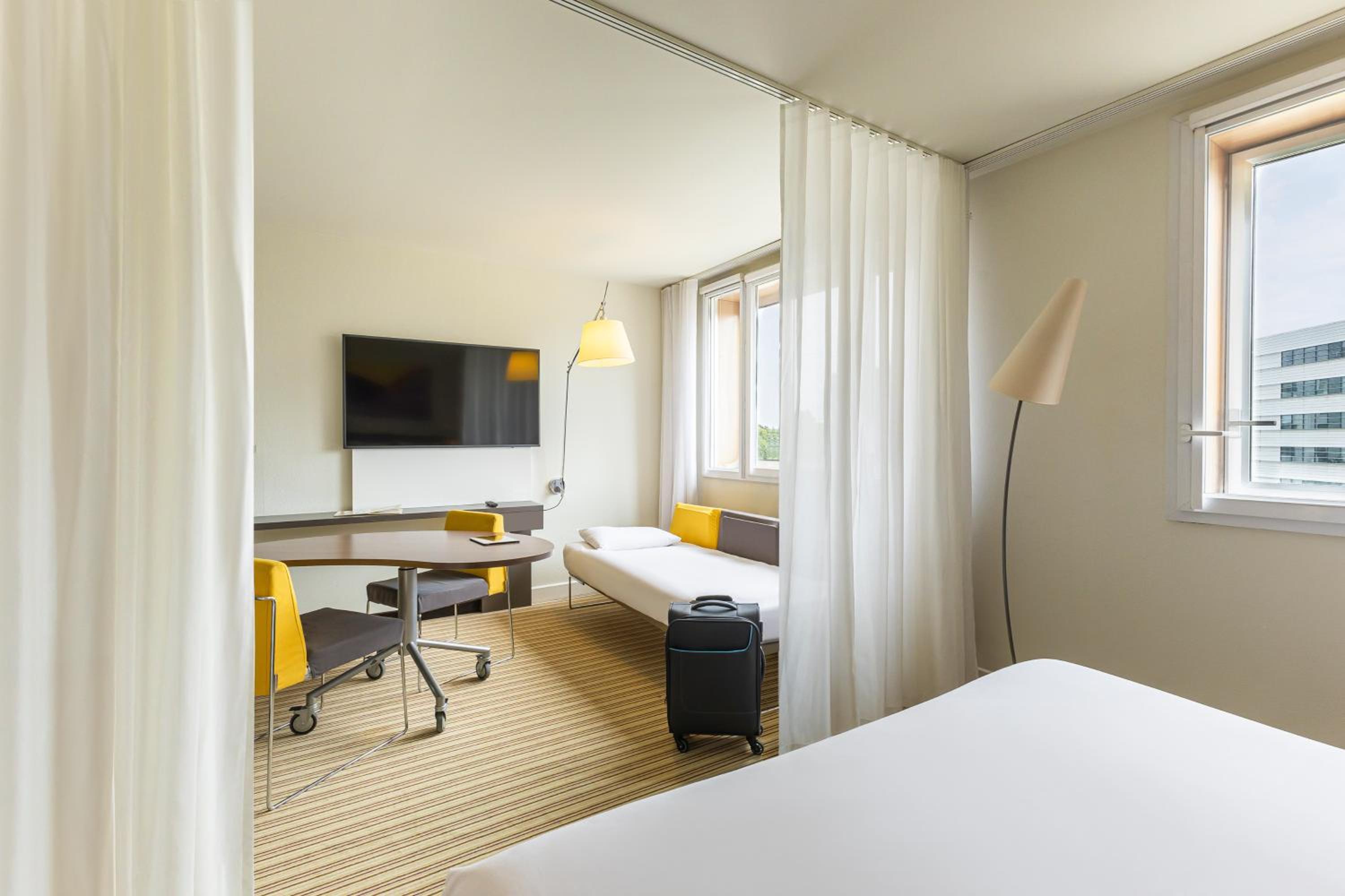 Executive Suite - Photo 6