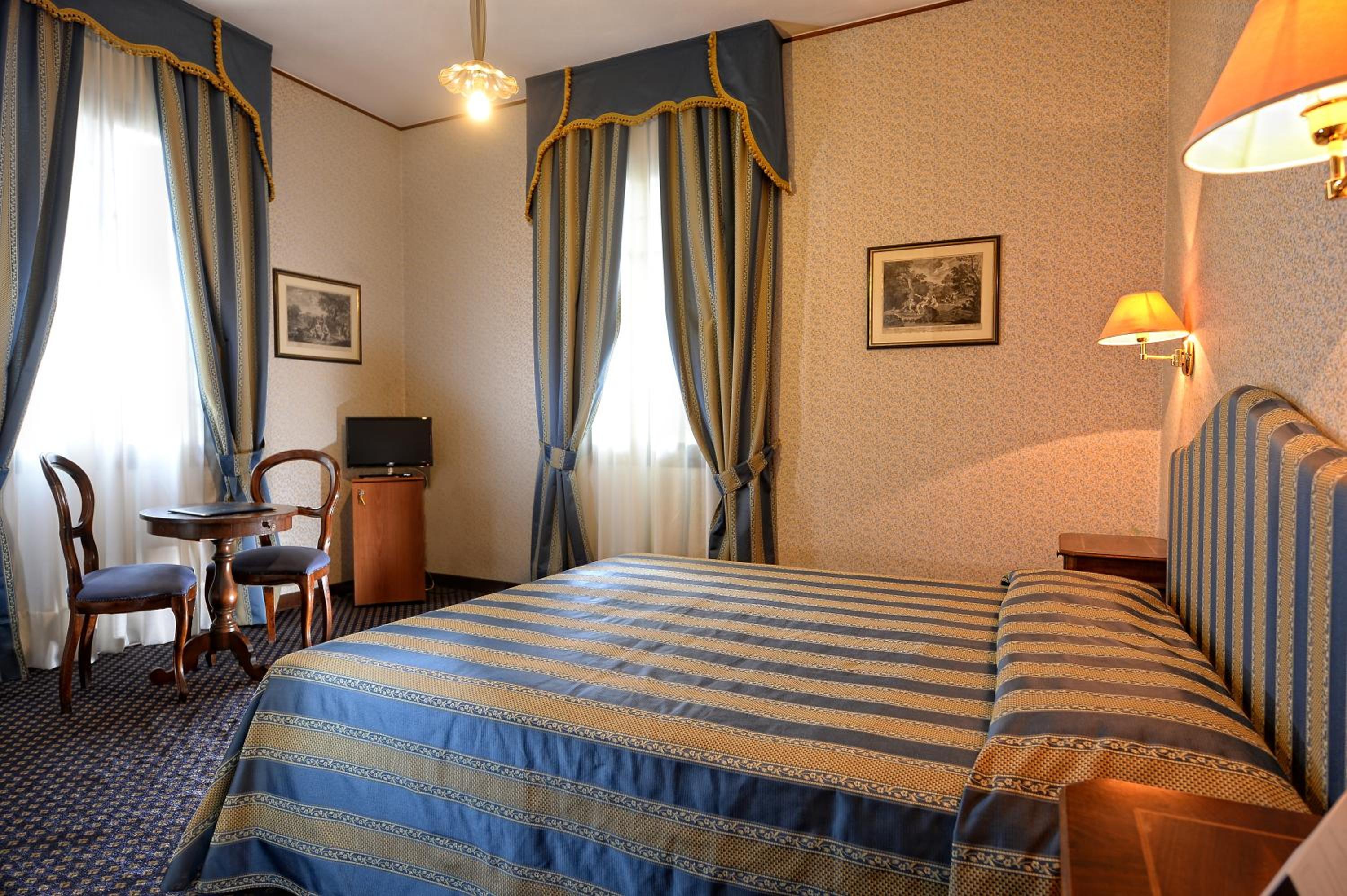 Deluxe Double Room - Photo 9
