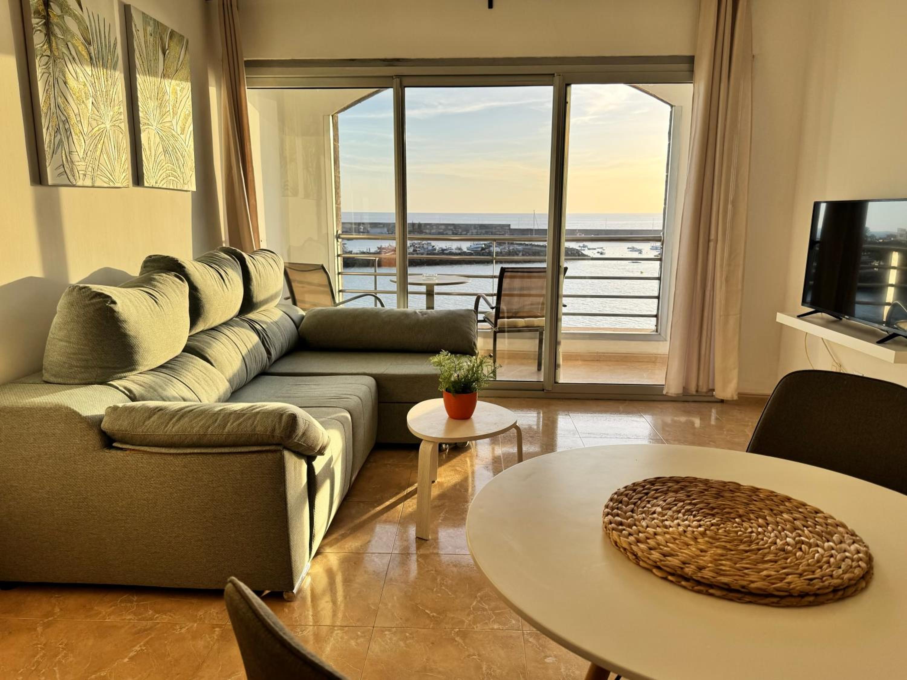 Apartamento de una habitación con vista al mar y balcón.