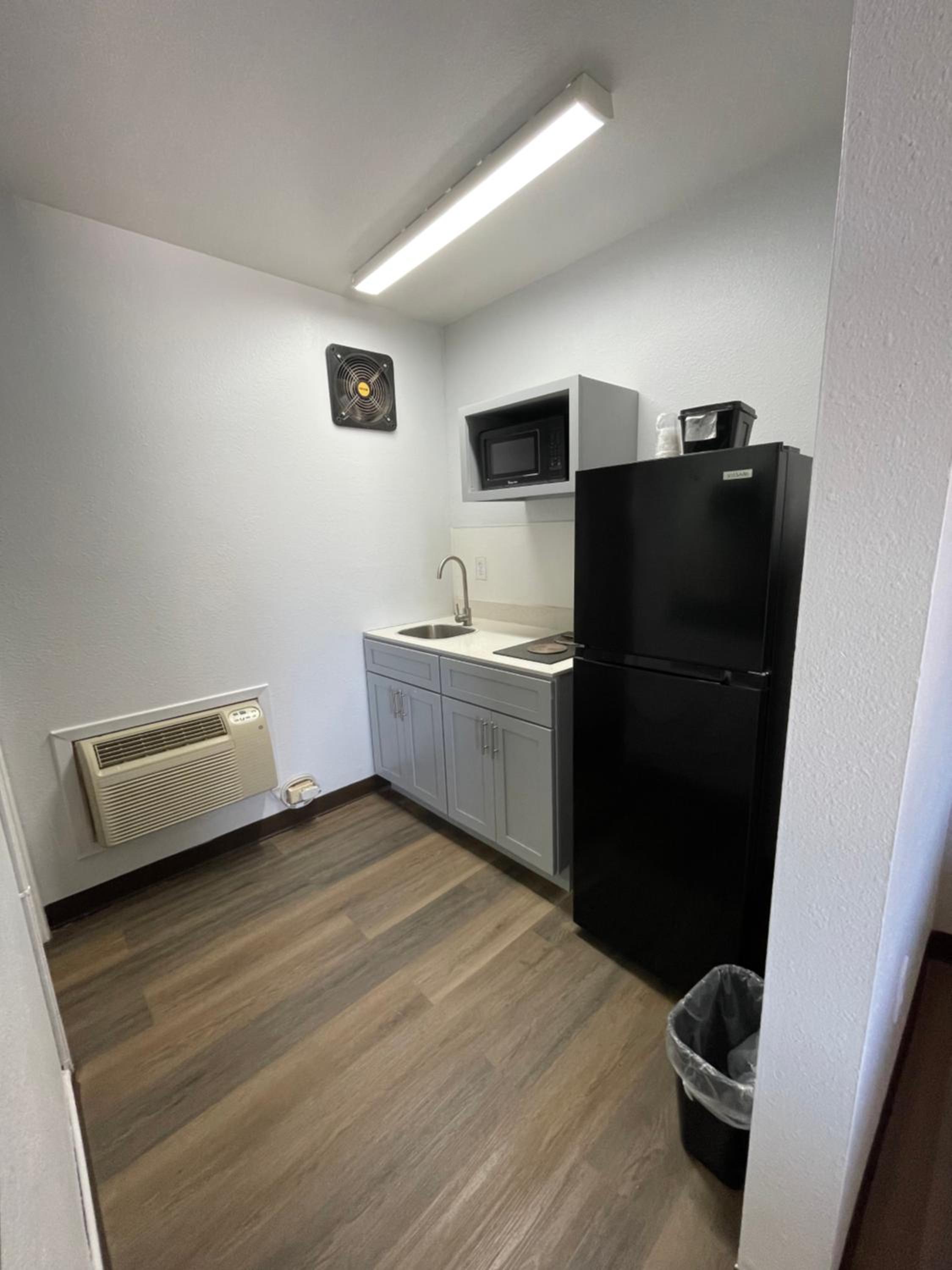 Deluxe Queen Room - Non-Smoking