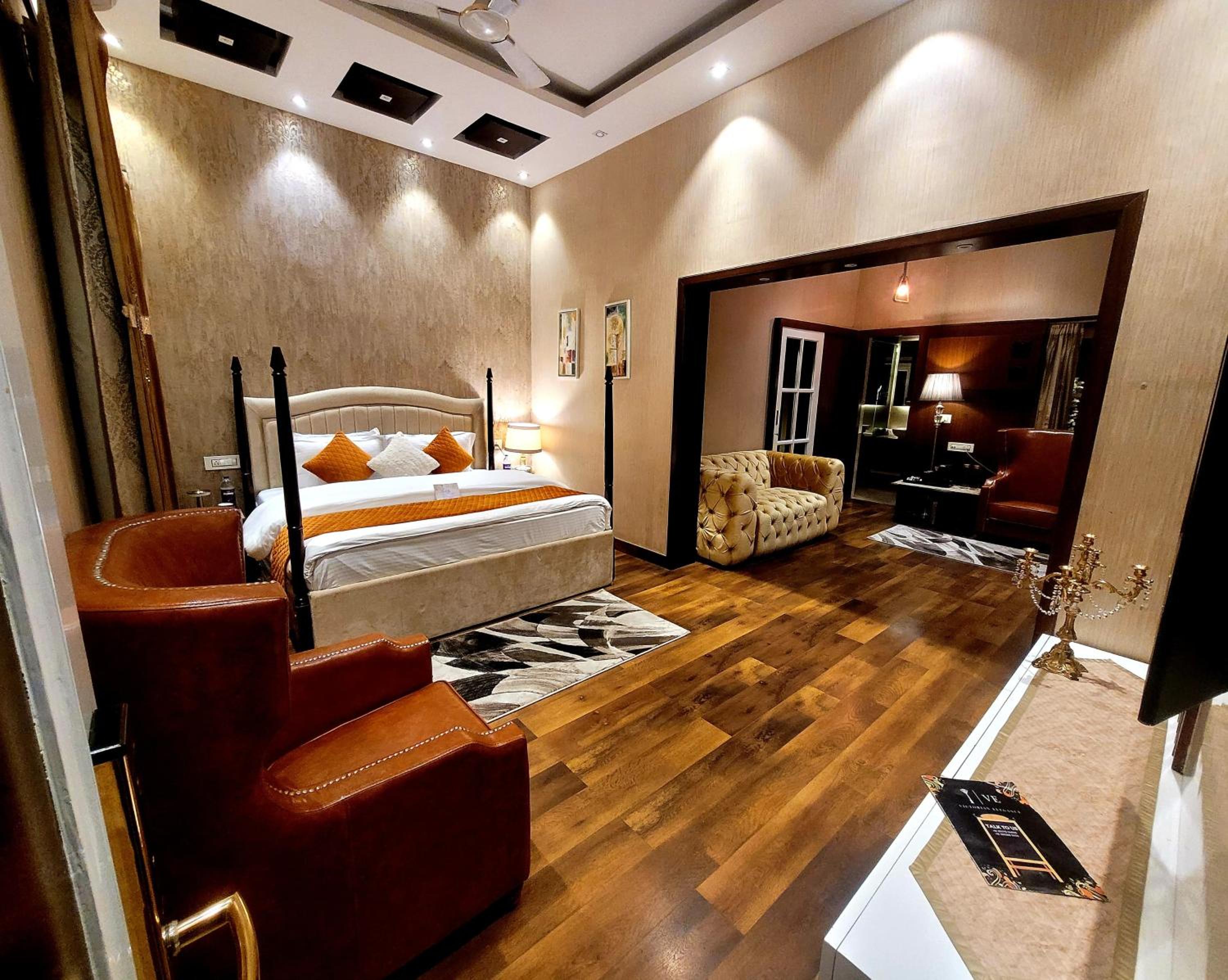 Superior King Suite photo 1