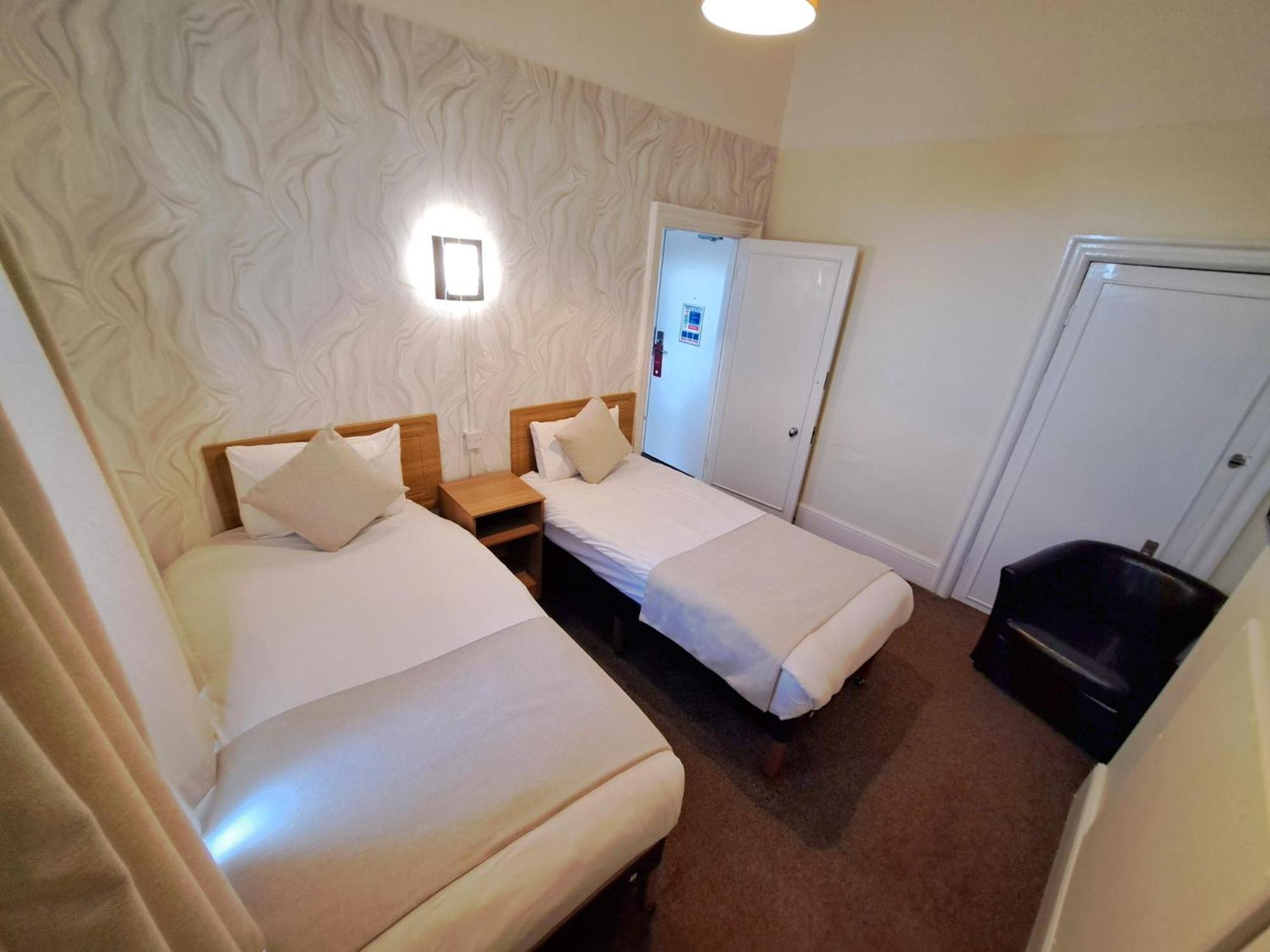 Twin Room - Photo 1