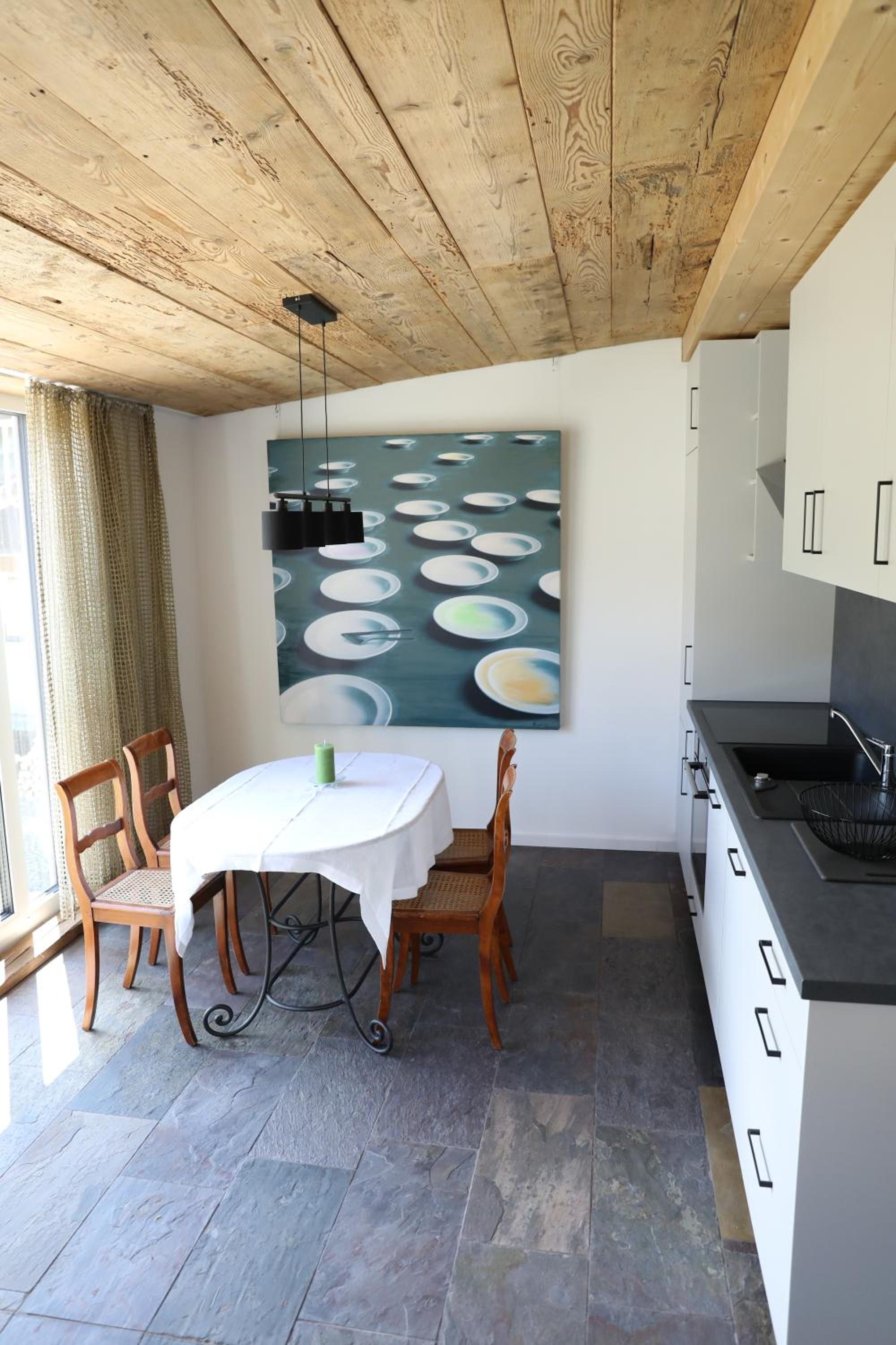 One-Bedroom Apartment with Balcony and Mountain View   photo 3