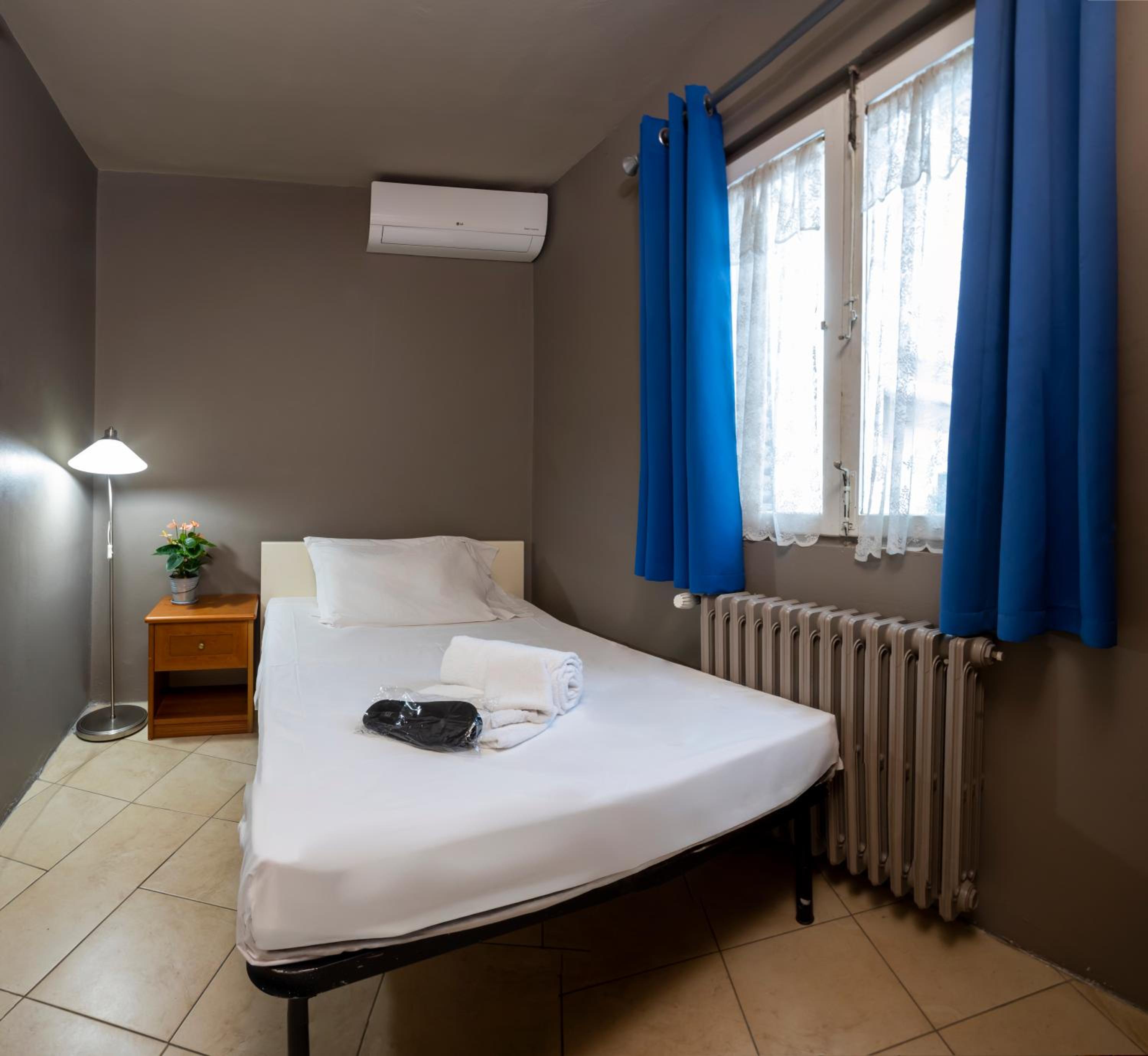 Single Room with Private External Bathroom photo 1
