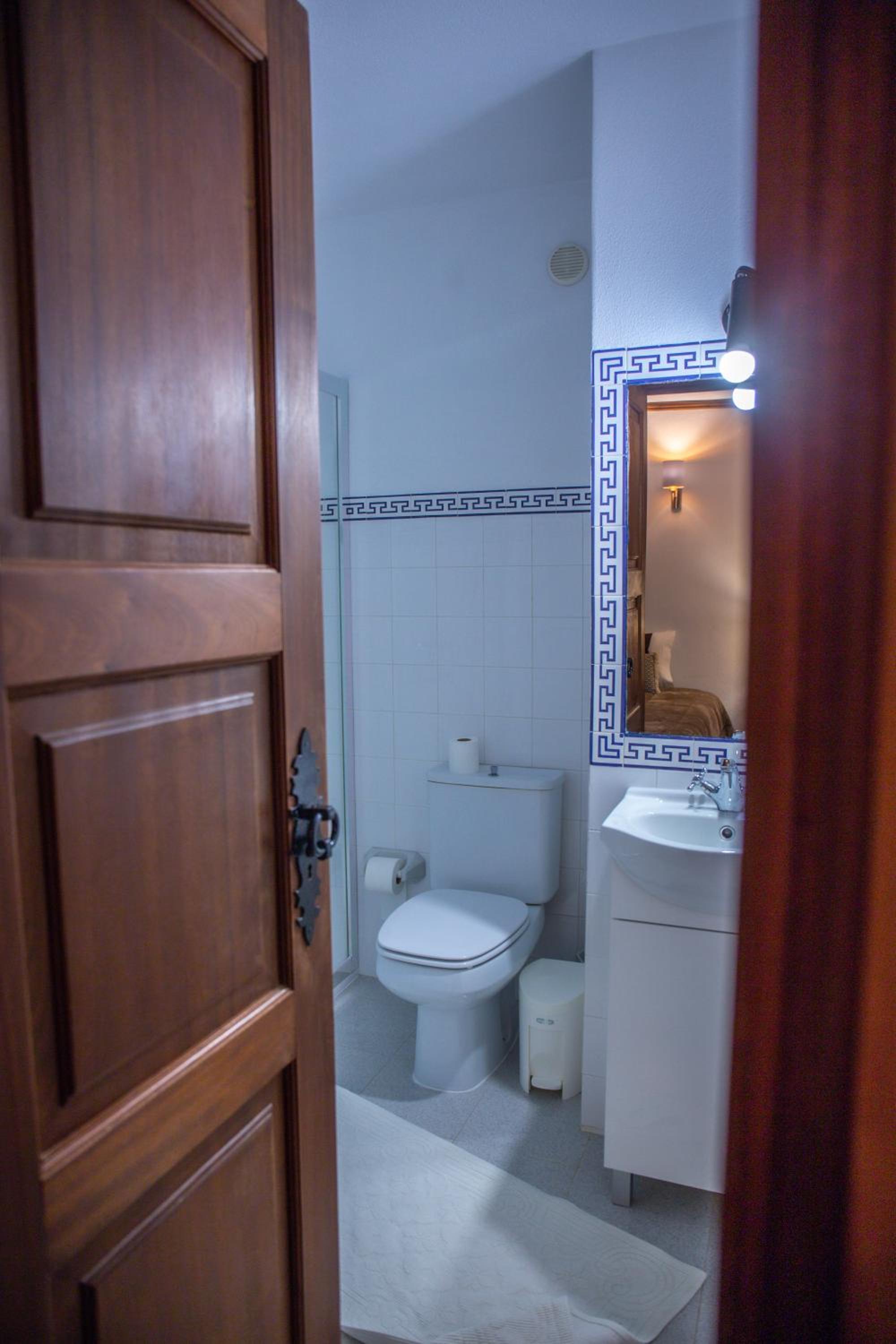 Twin Room with Private Bathroom photo 2