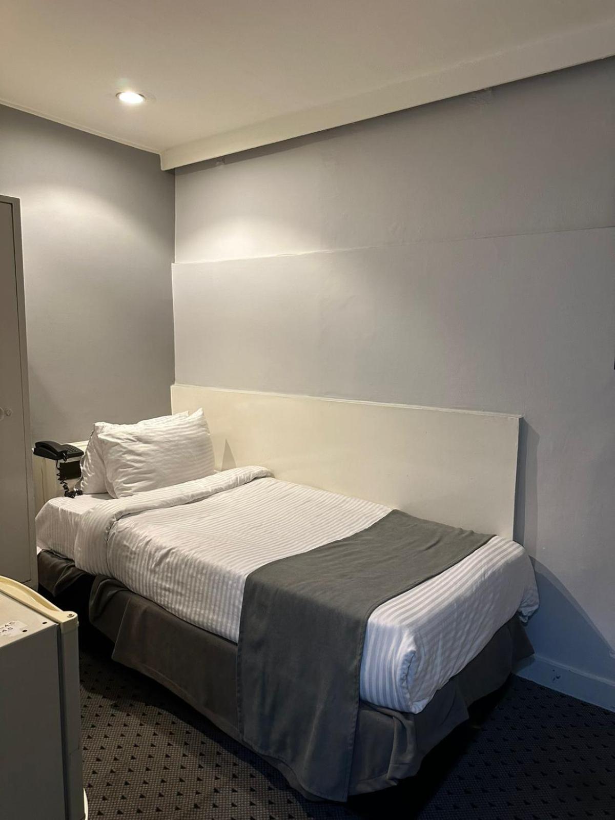 Single Room with Bath thumbnail 5