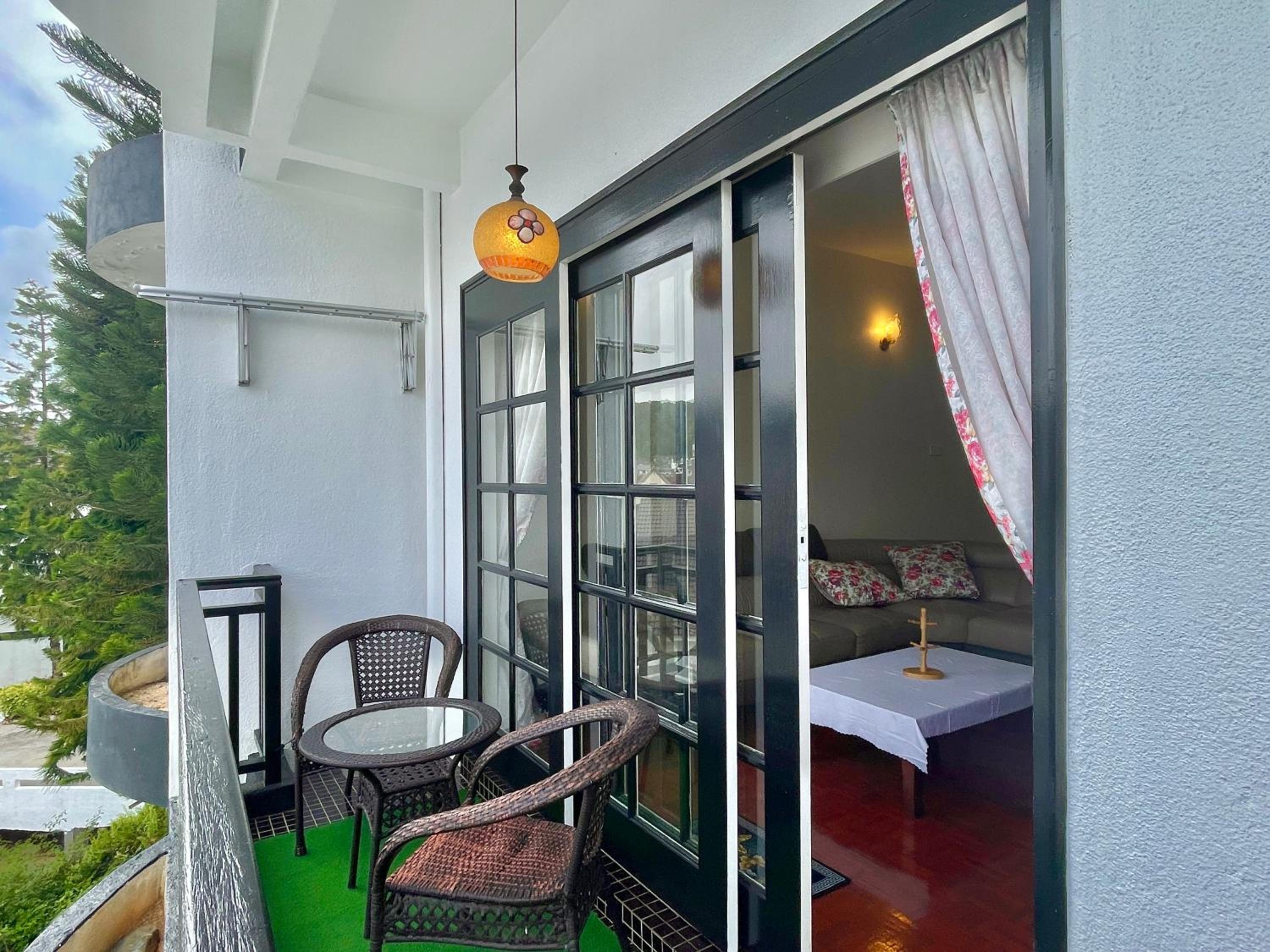 Three-Bedroom Apartment with Balcony photo 1
