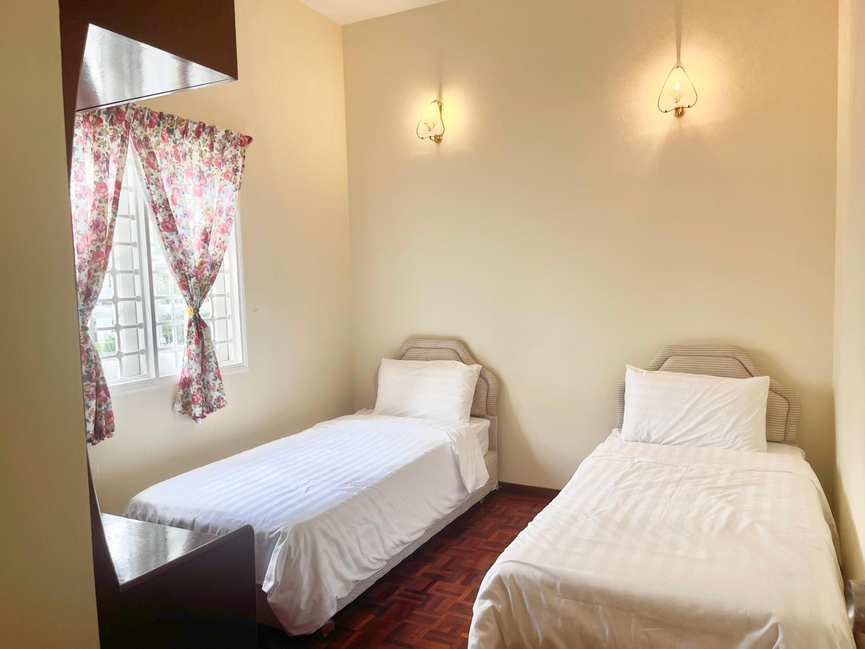 Three-Bedroom Apartment with Balcony photo 2