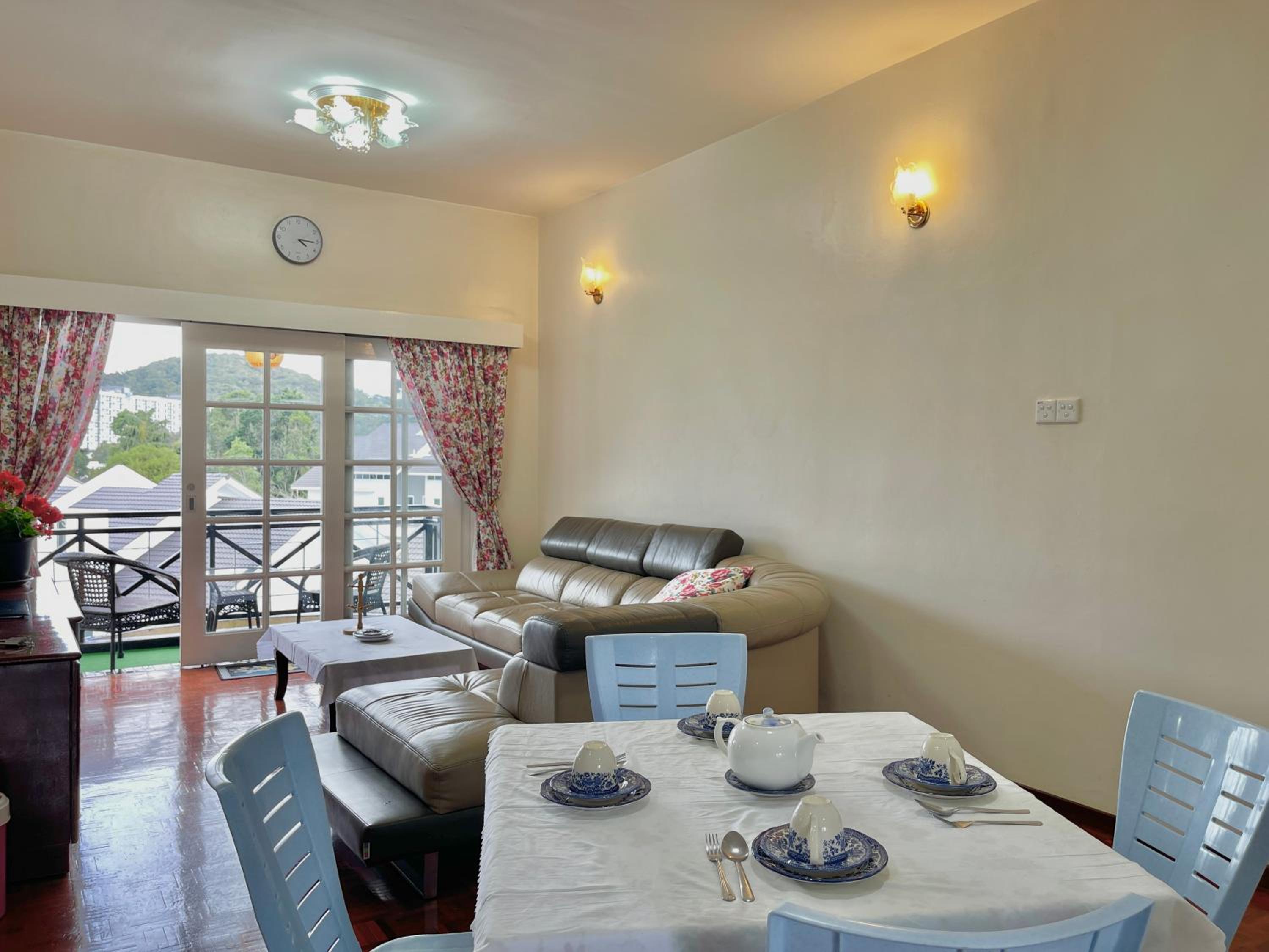 Three-Bedroom Apartment with Balcony photo 3