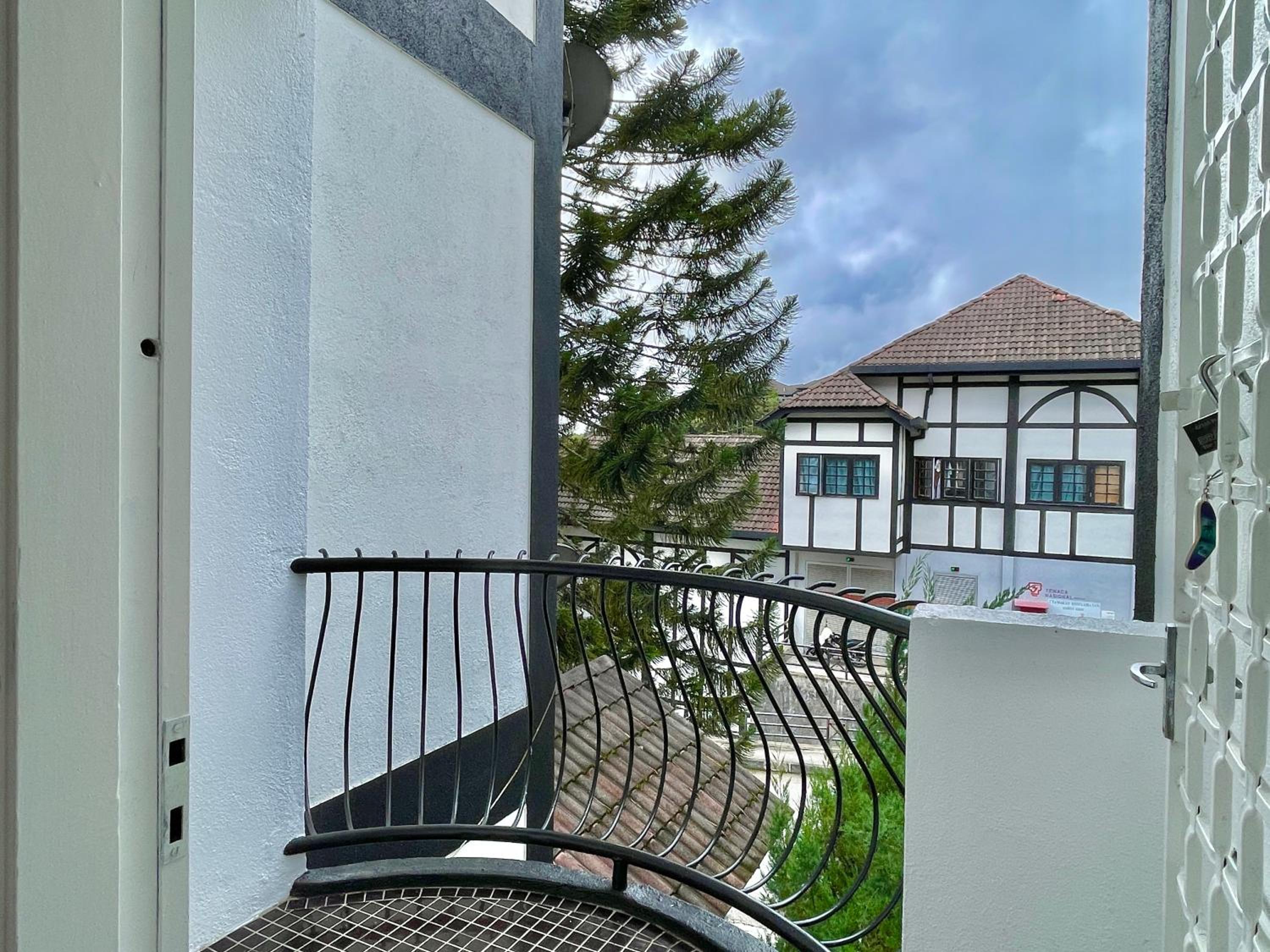 Three-Bedroom Apartment with Balcony photo 2