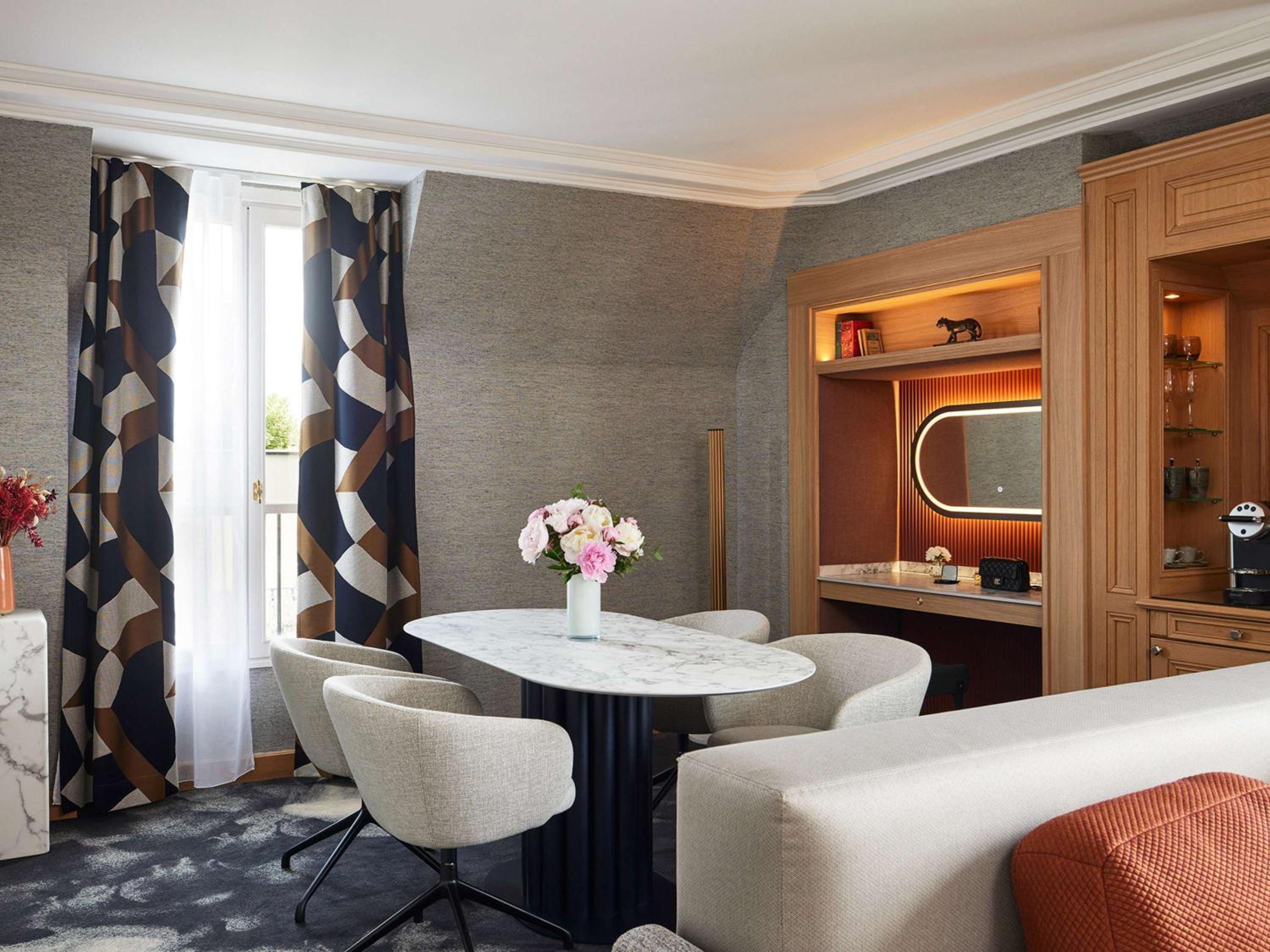 King Signature Suite with Eiffel Tower View and Lounge Access