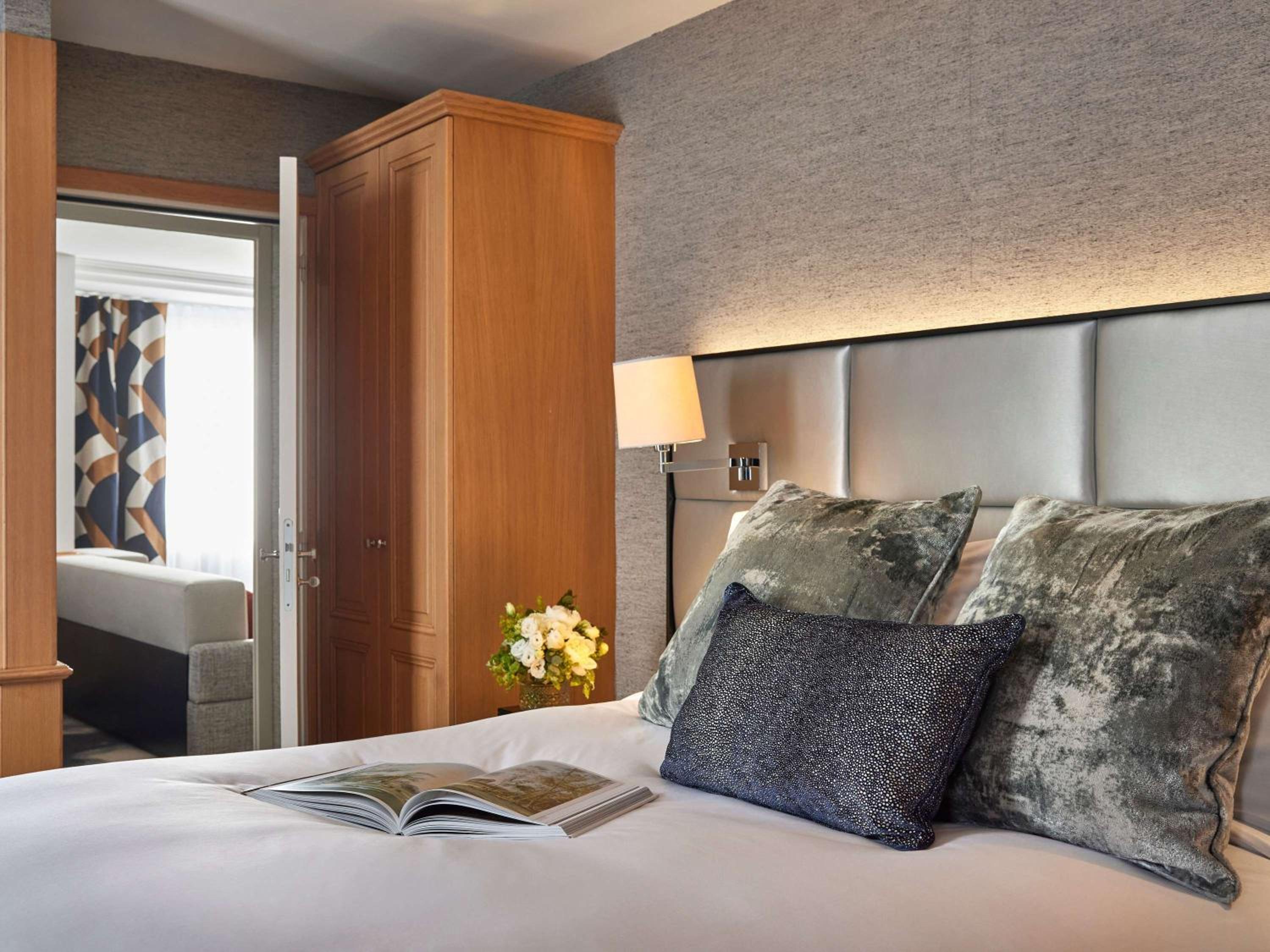 Two-Bedroom Eiffel Family Suite with One King Bed, One Queen Bed and Eiffel Tower View photo 1