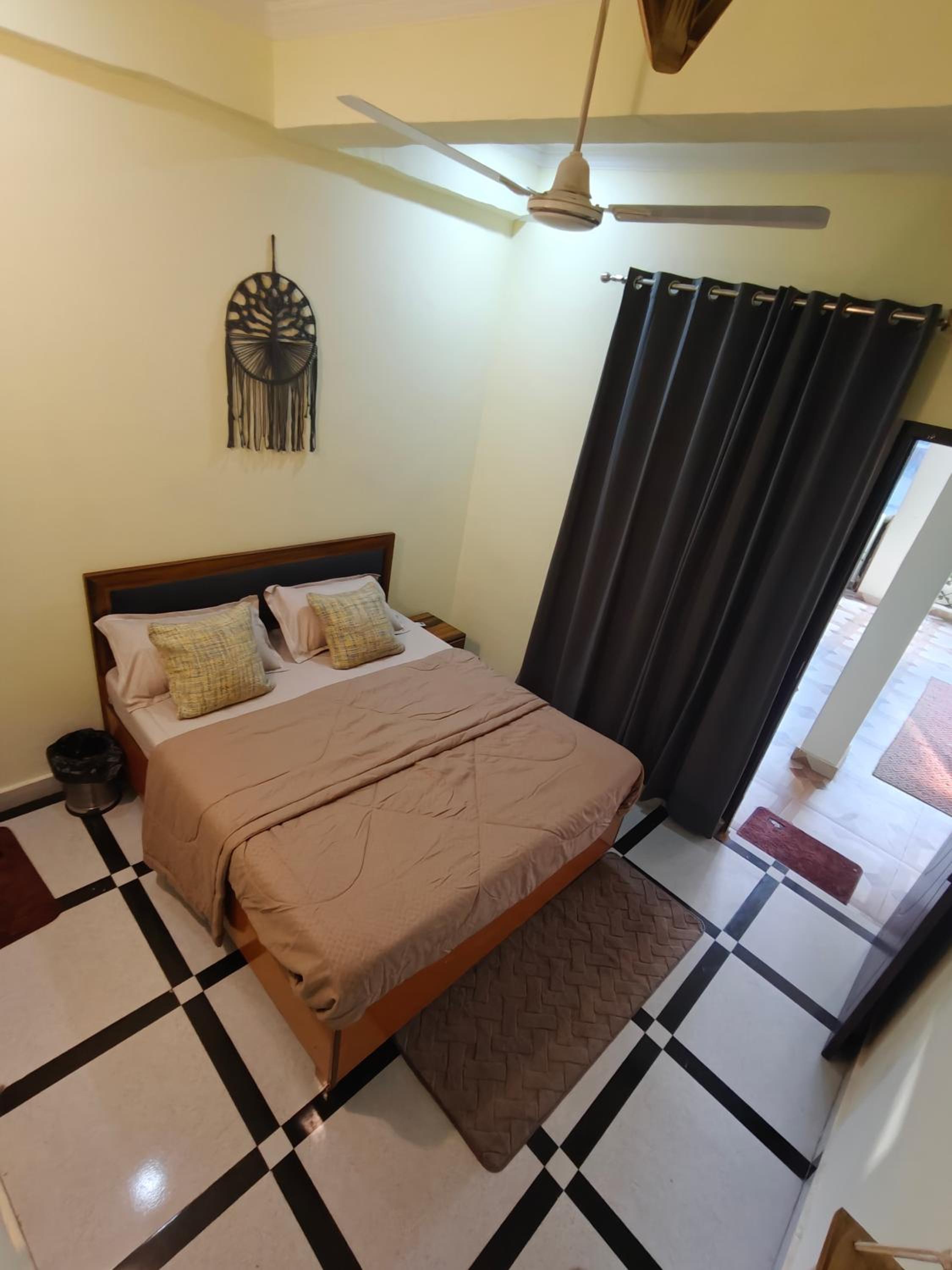 Queen Room photo 2