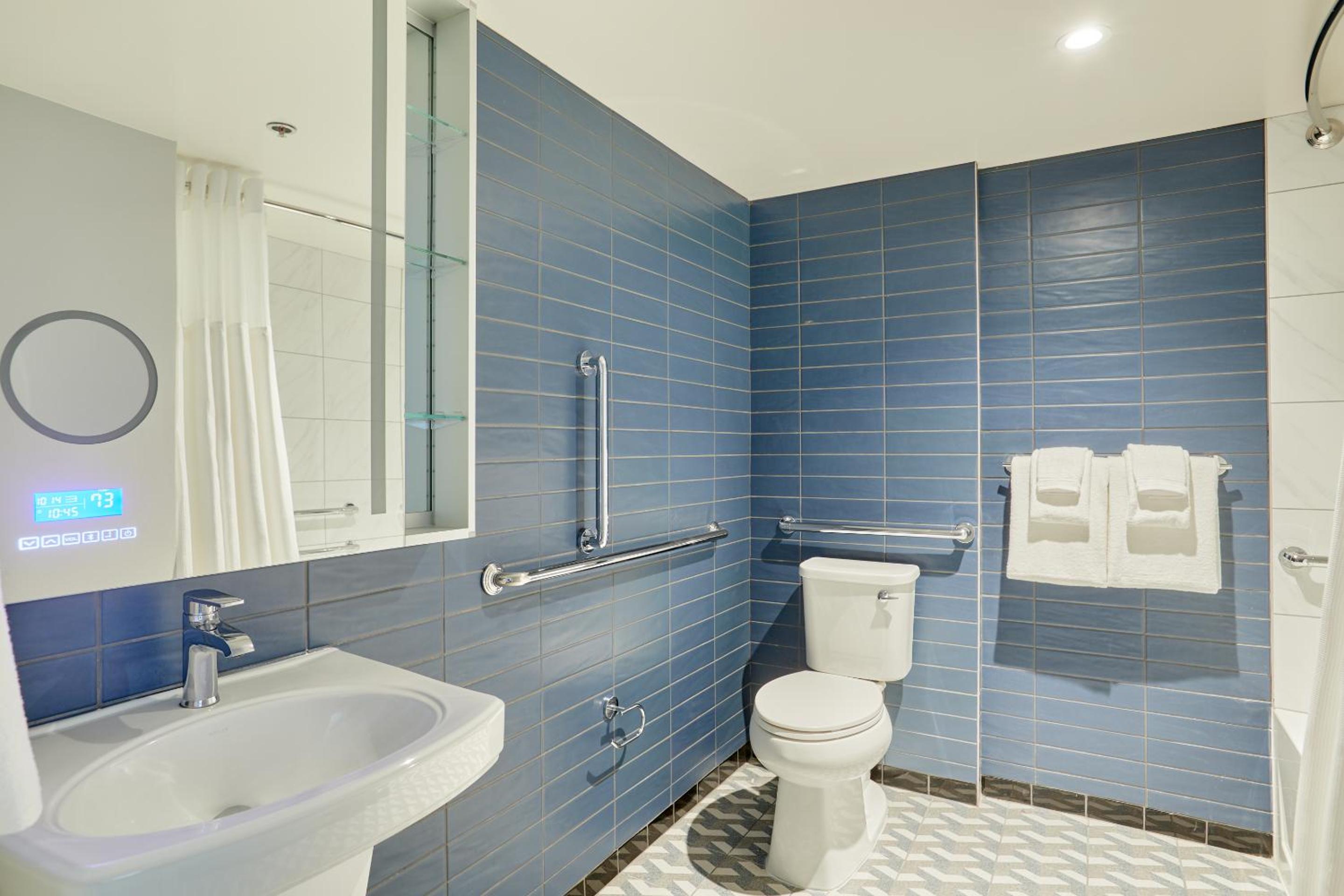 Quadruple Room with Two Queen Beds and Roll-In Shower - Disability Access/Non Smoking photo 3