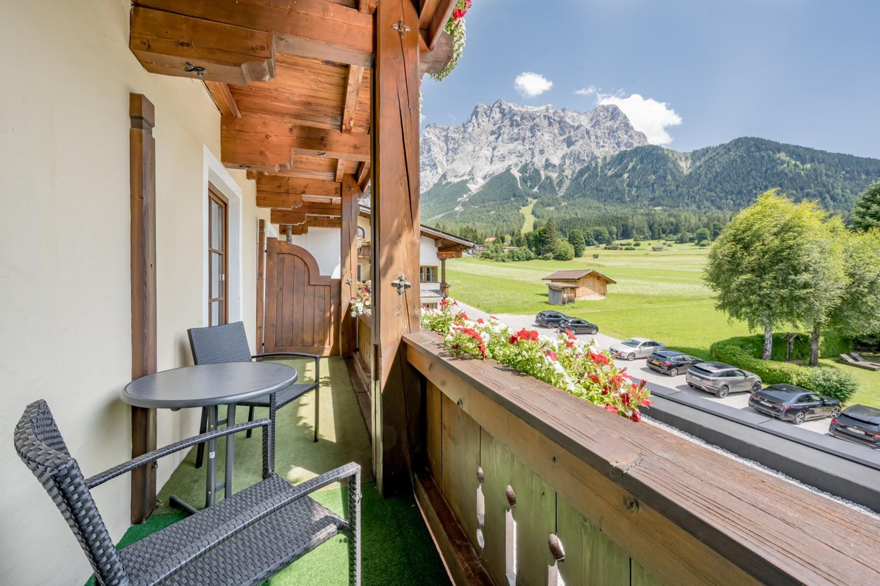 One-Bedroom Suite with Balcony photo 2