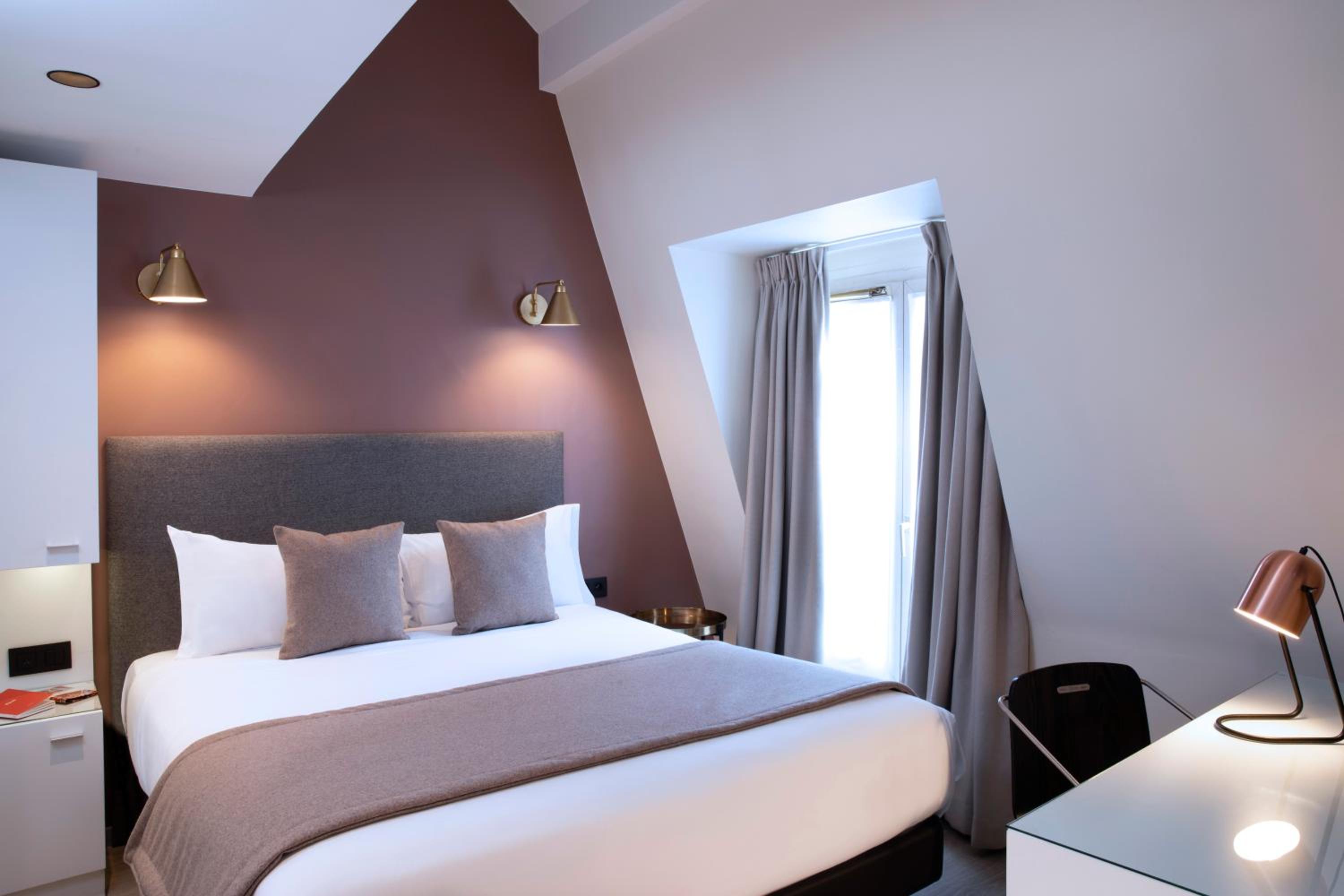 Standard Double Room thumbnail 5