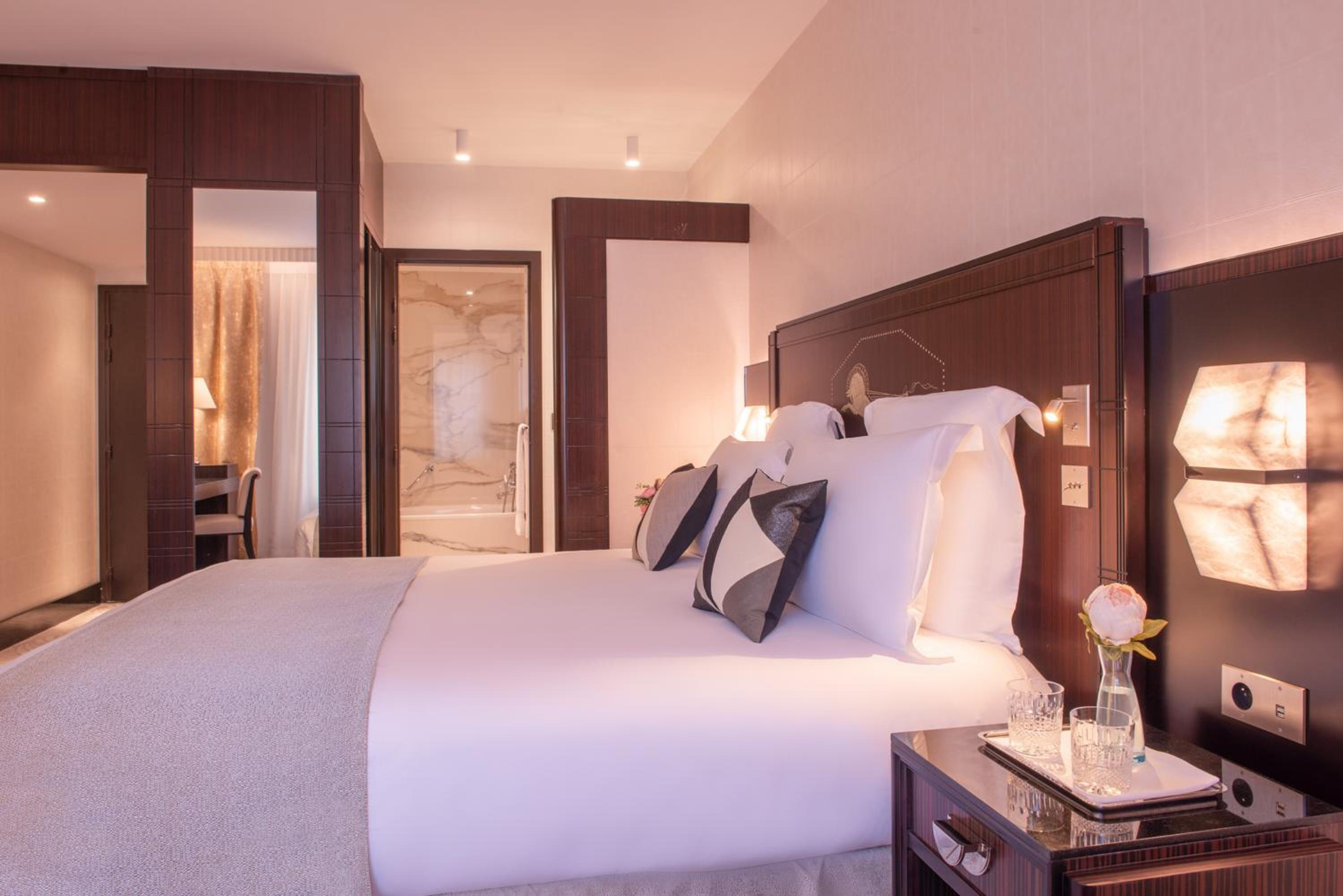 Deluxe King Room with Garden View