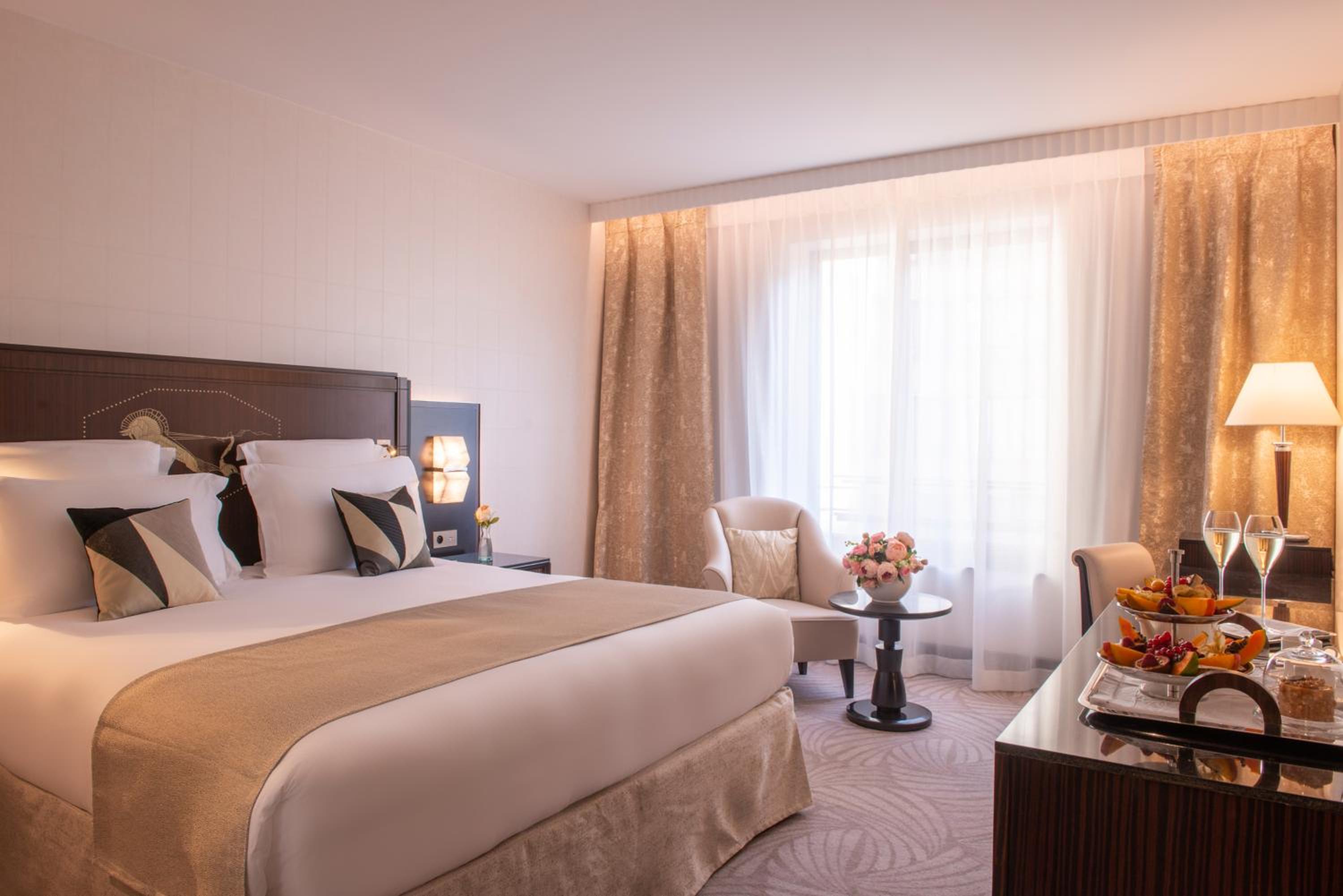 Deluxe King Room with Garden View thumbnail 5
