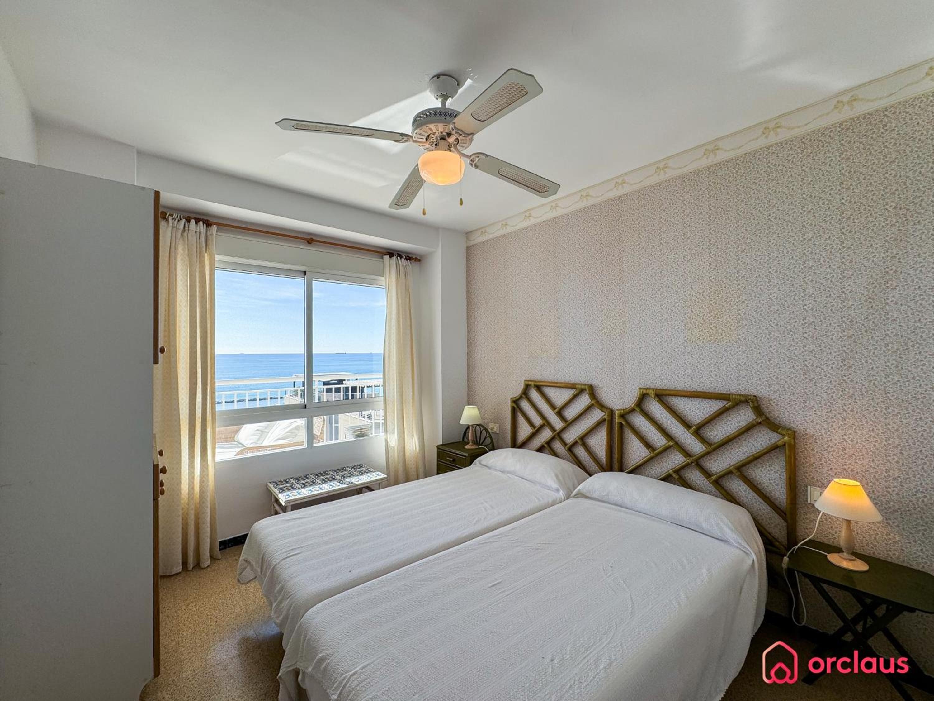 Apartamento de dos habitaciones con terraza y vista al mar