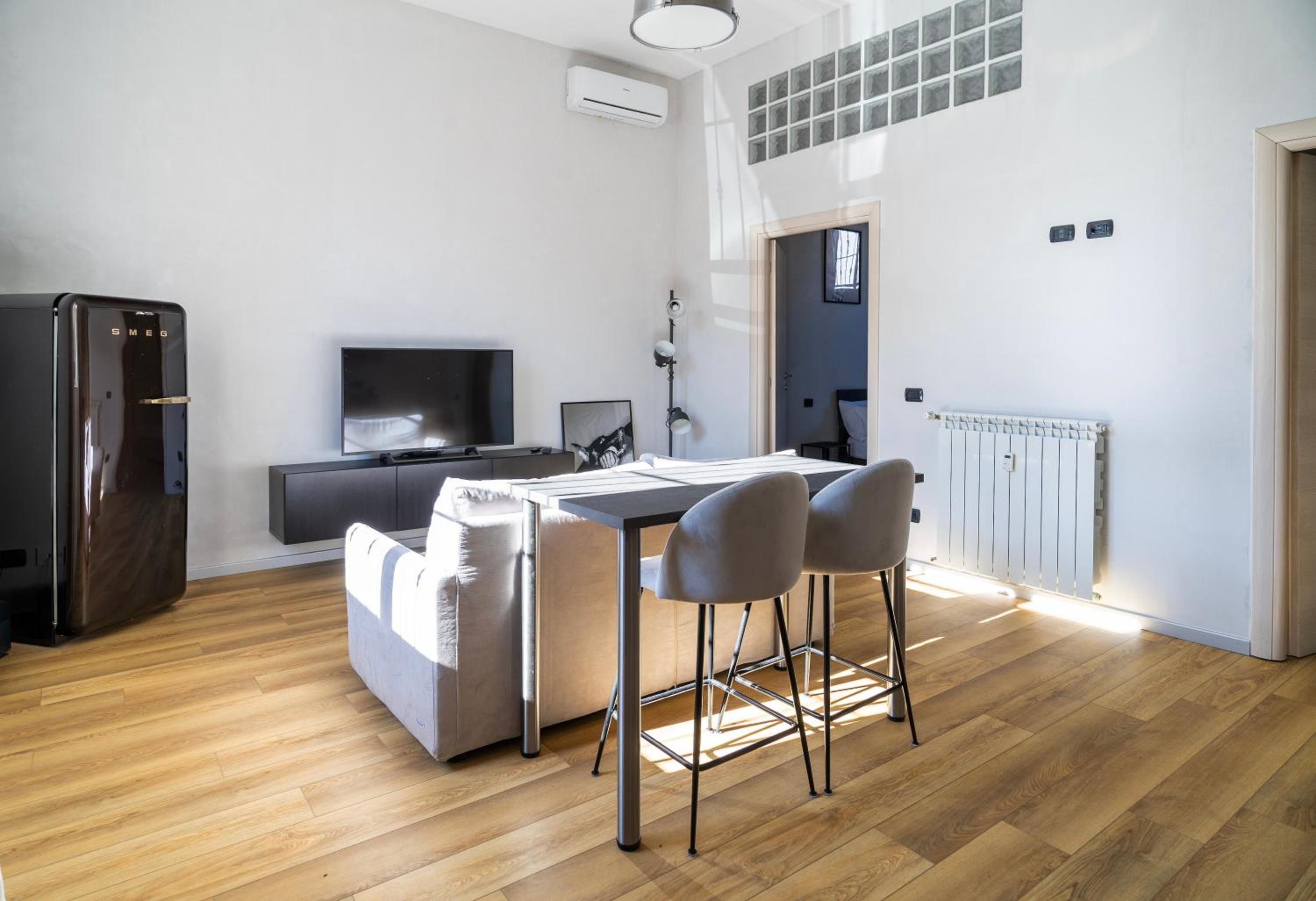 One-Bedroom Apartment photo 1