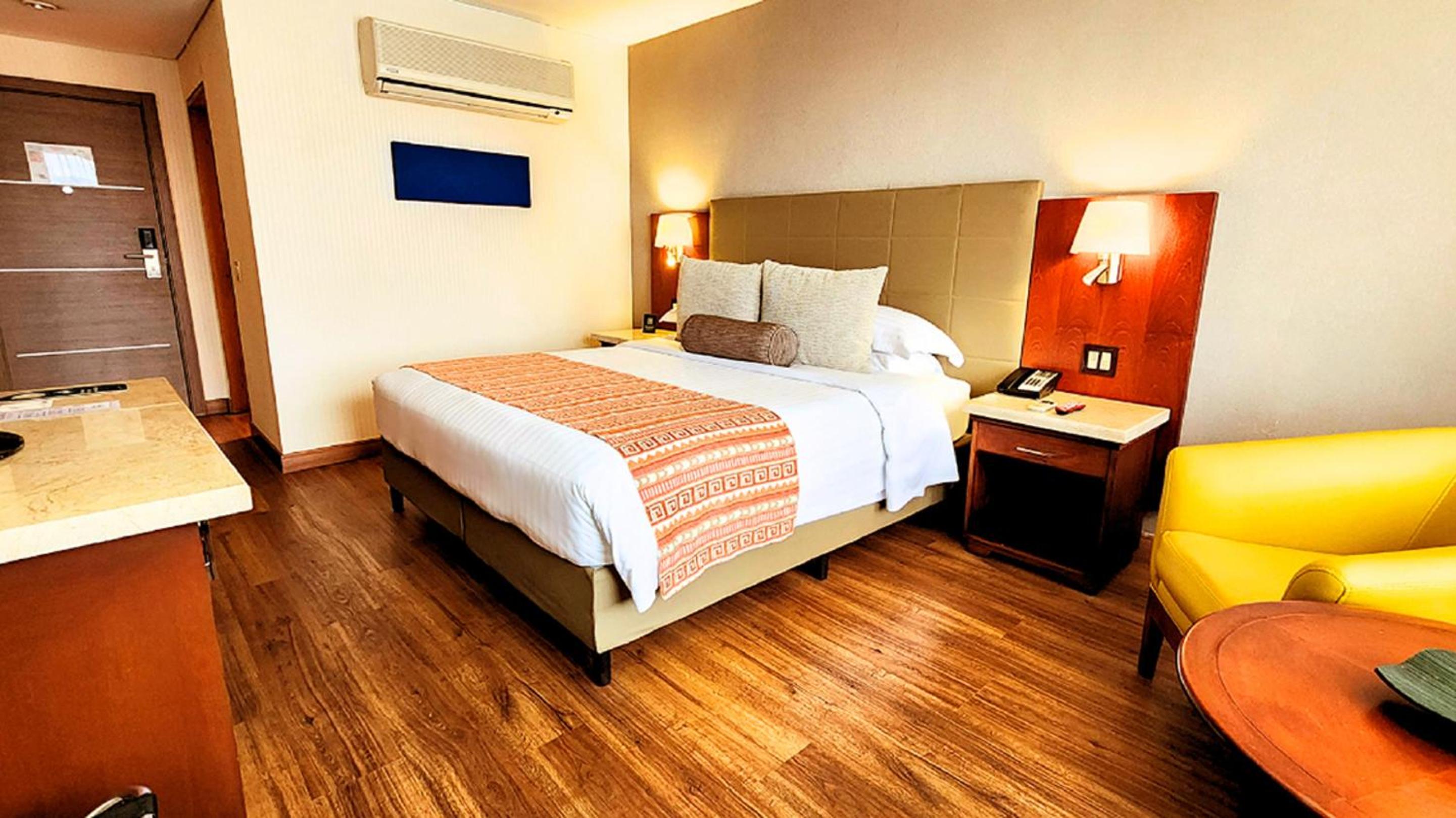 King Room - Non-Smoking - Photo 2