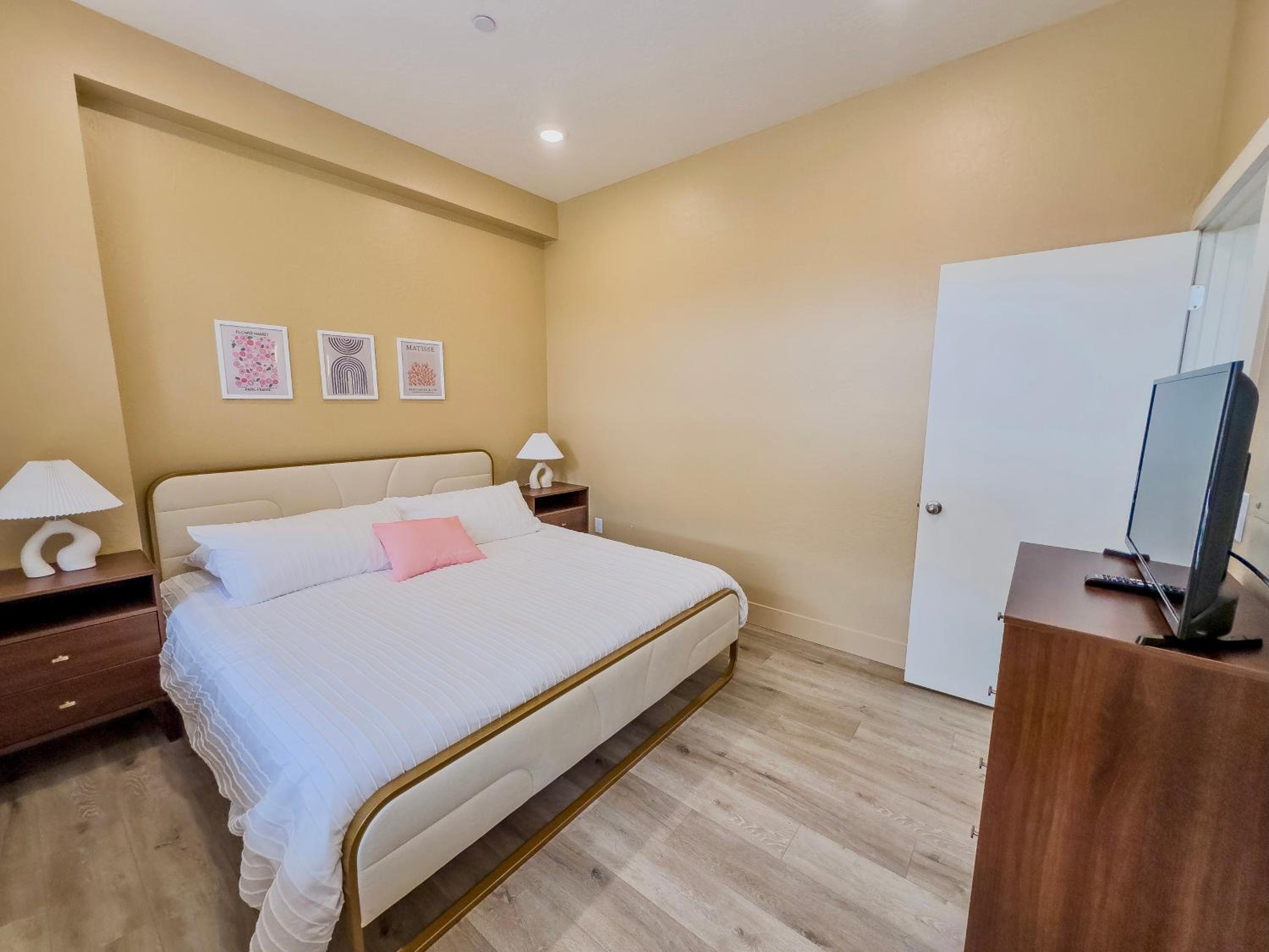 Classic One-Bedroom Apartment with King Bed photo 1
