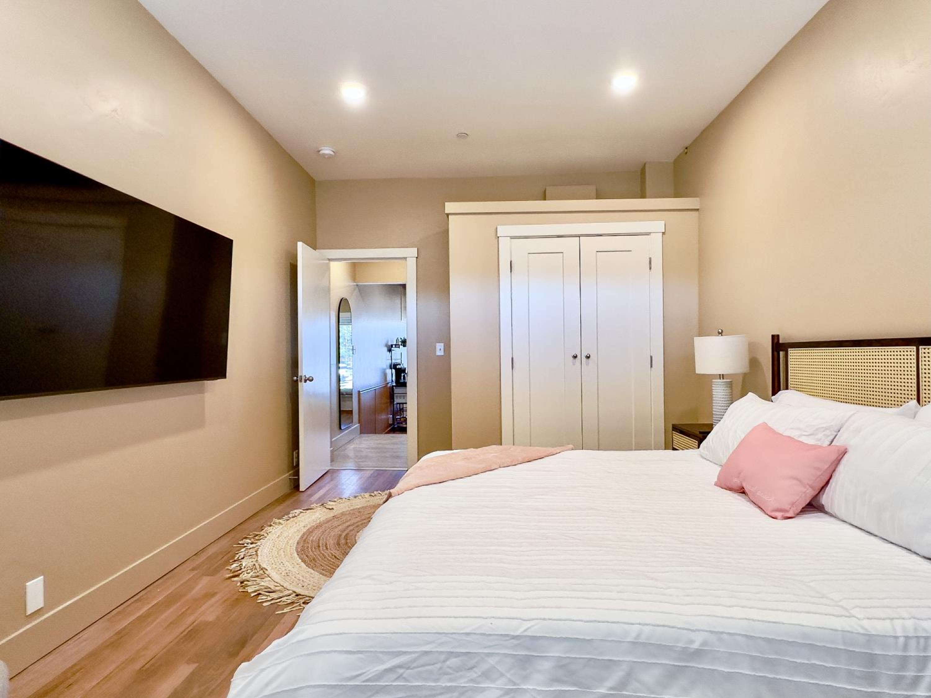 Classic One-Bedroom Apartment with King Bed photo 3
